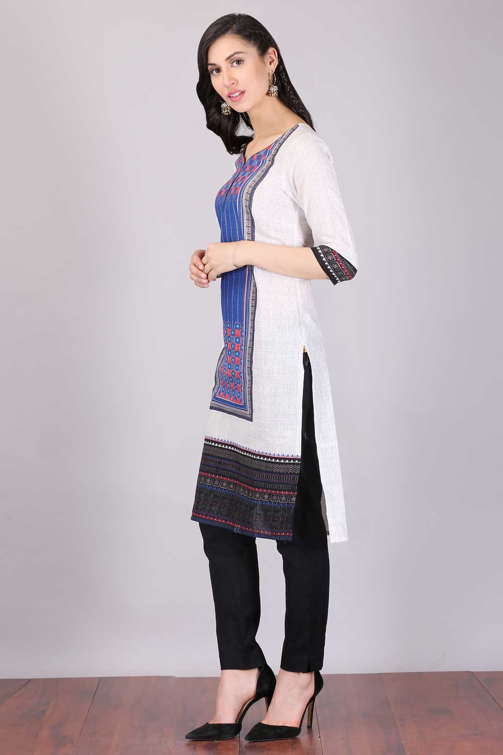 White &amp; Blue Printed Sweetheart Neck kurta