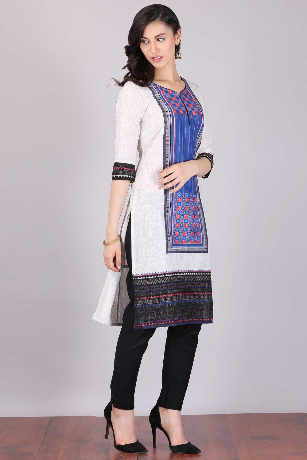 White &amp; Blue Printed Sweetheart Neck kurta