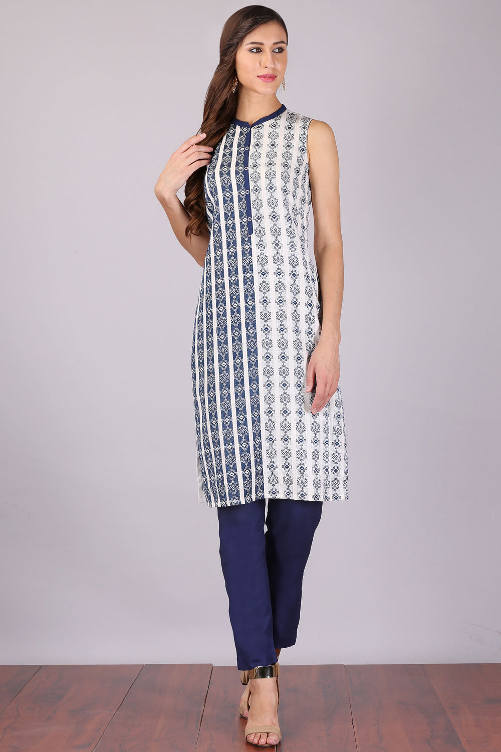 White Mandarin Neck Sleeveless kurta