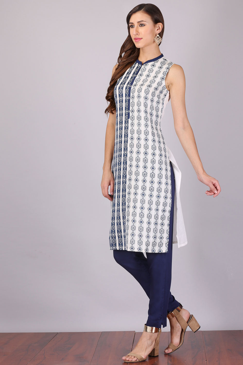 White Mandarin Neck Sleeveless kurta