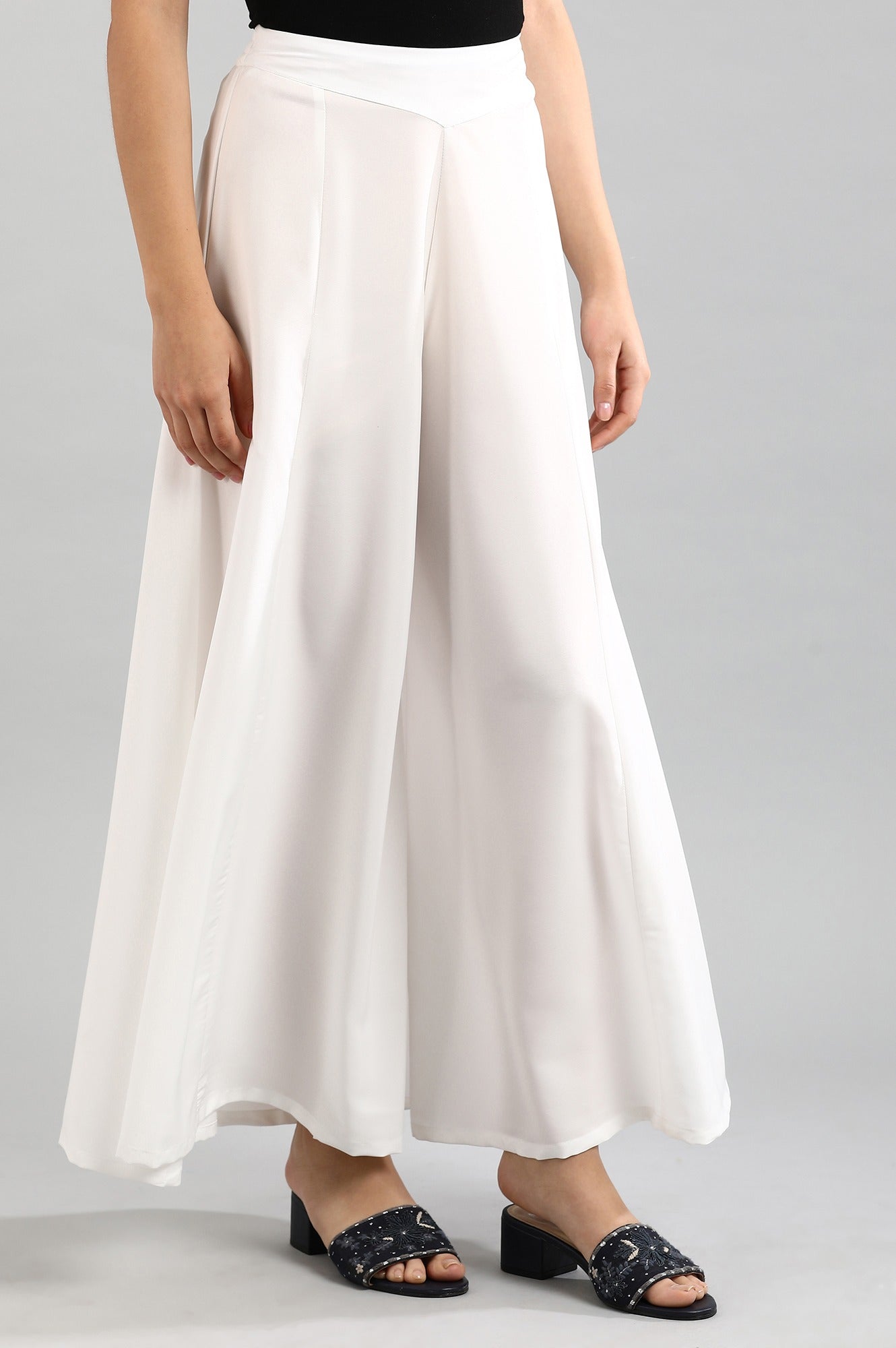 White solid palazzos