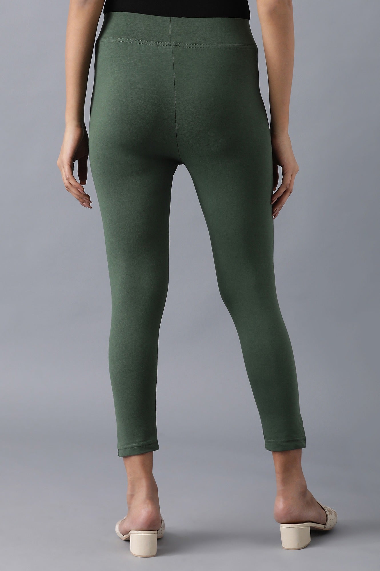 Green solid cropped tights