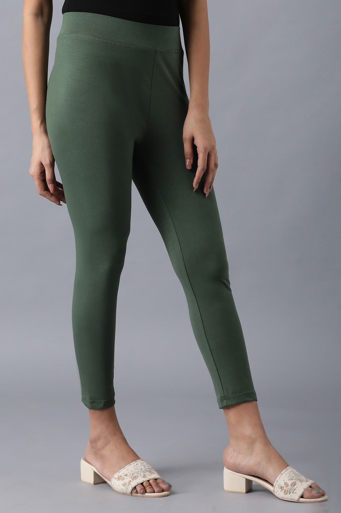 Green solid cropped tights