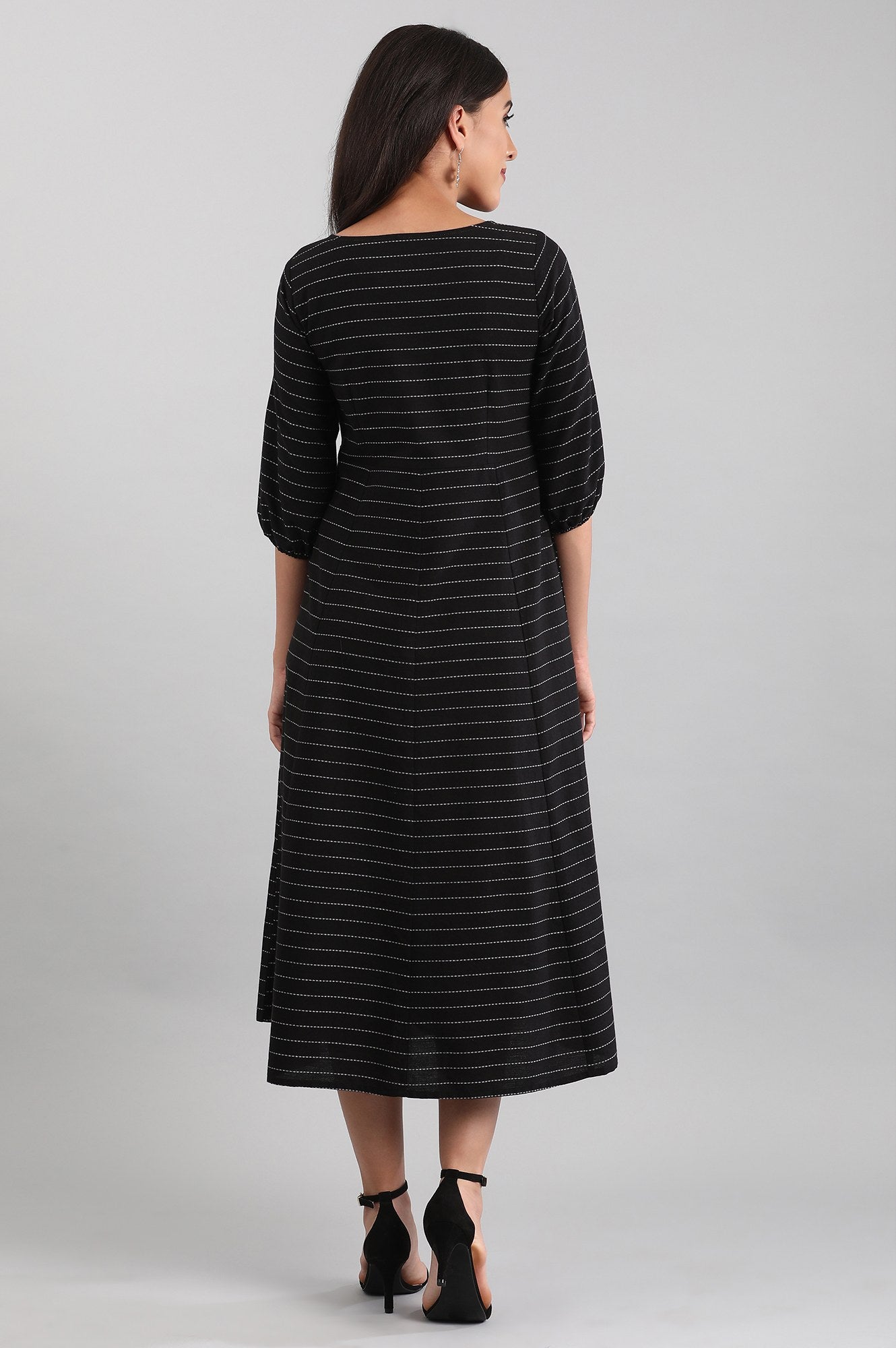 Black Round Neck Yarn-dyed Dress