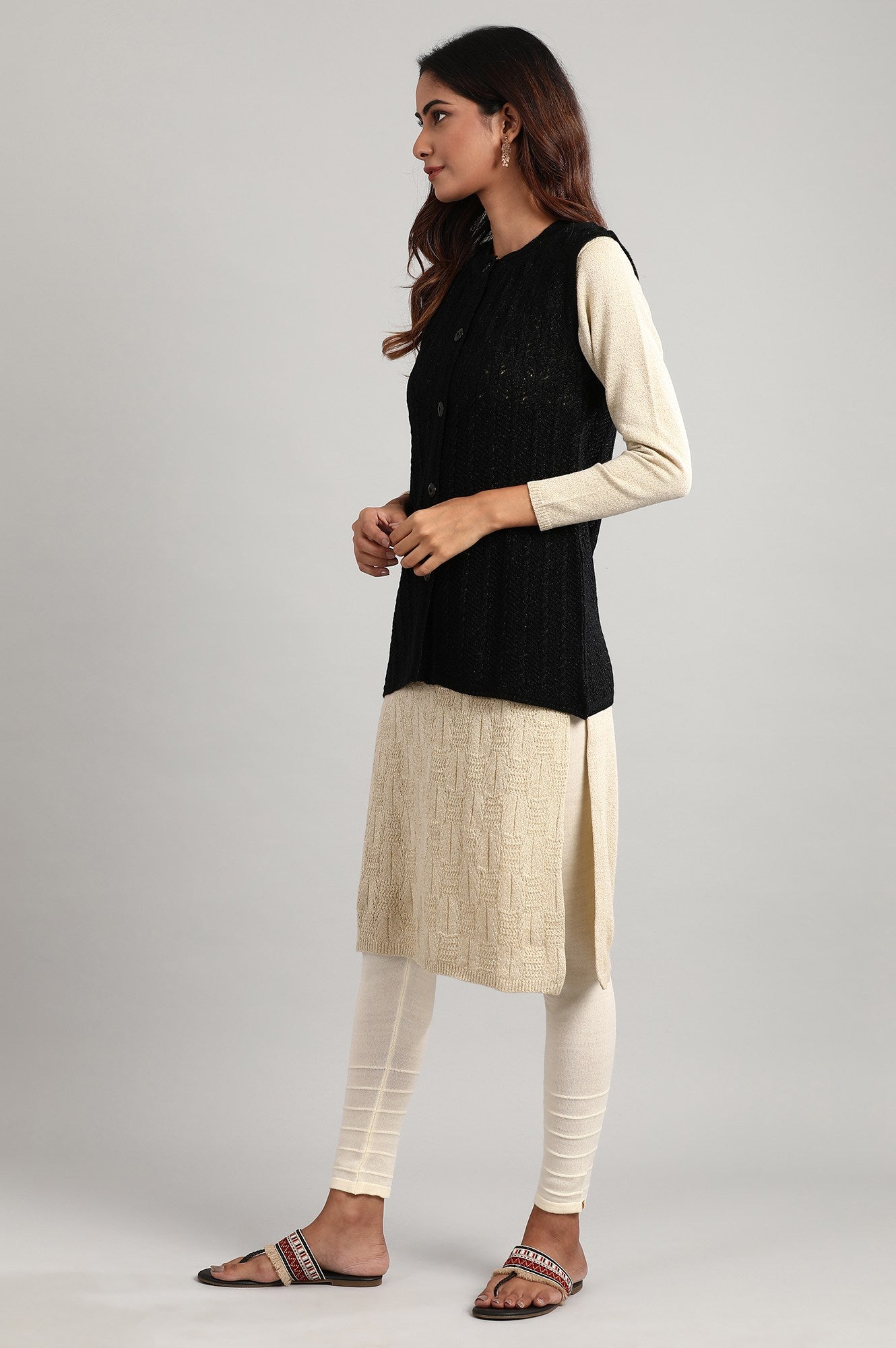 Black Round Neck Sleeveless Sweater