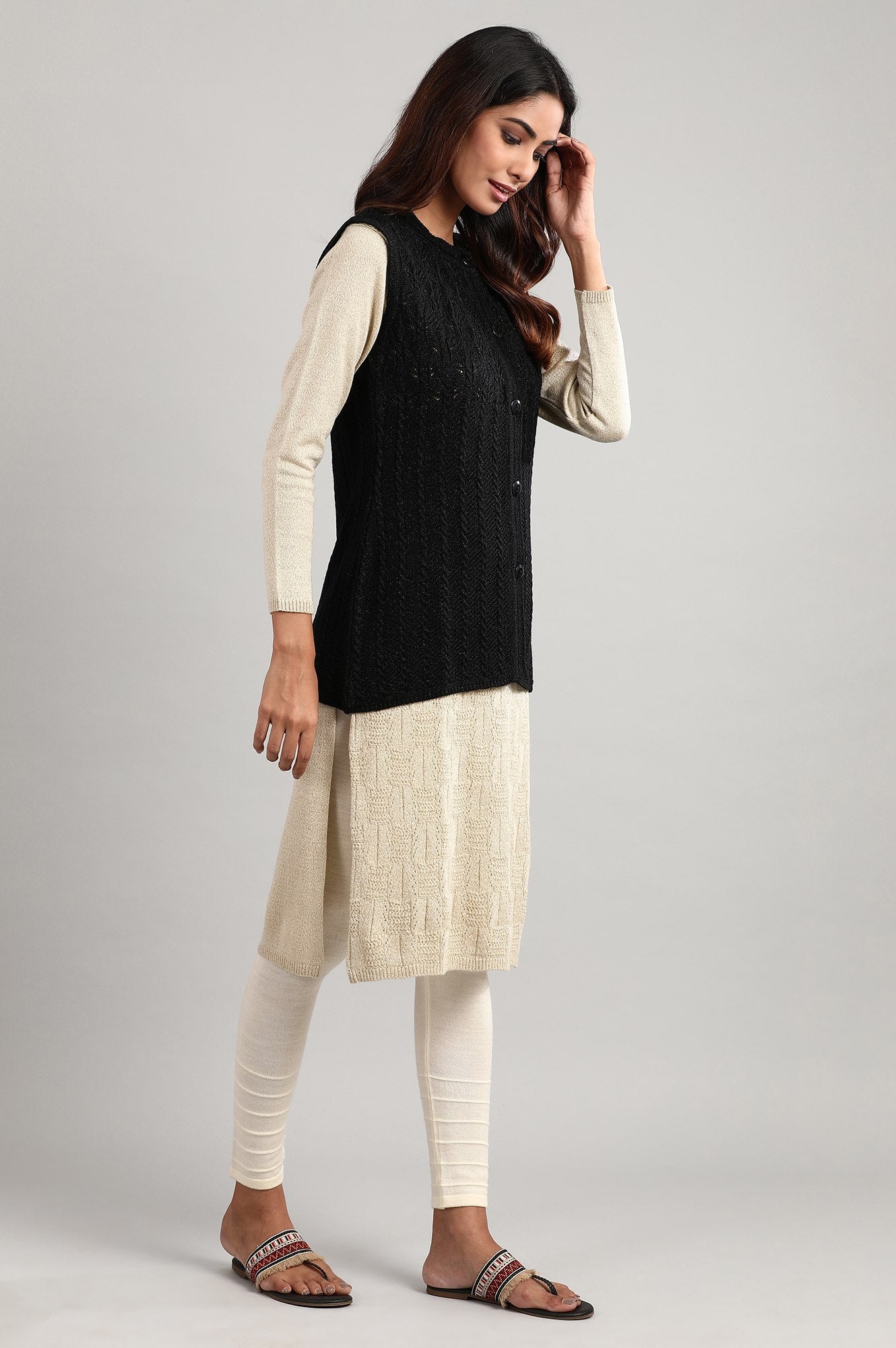 Black Round Neck Sleeveless Sweater