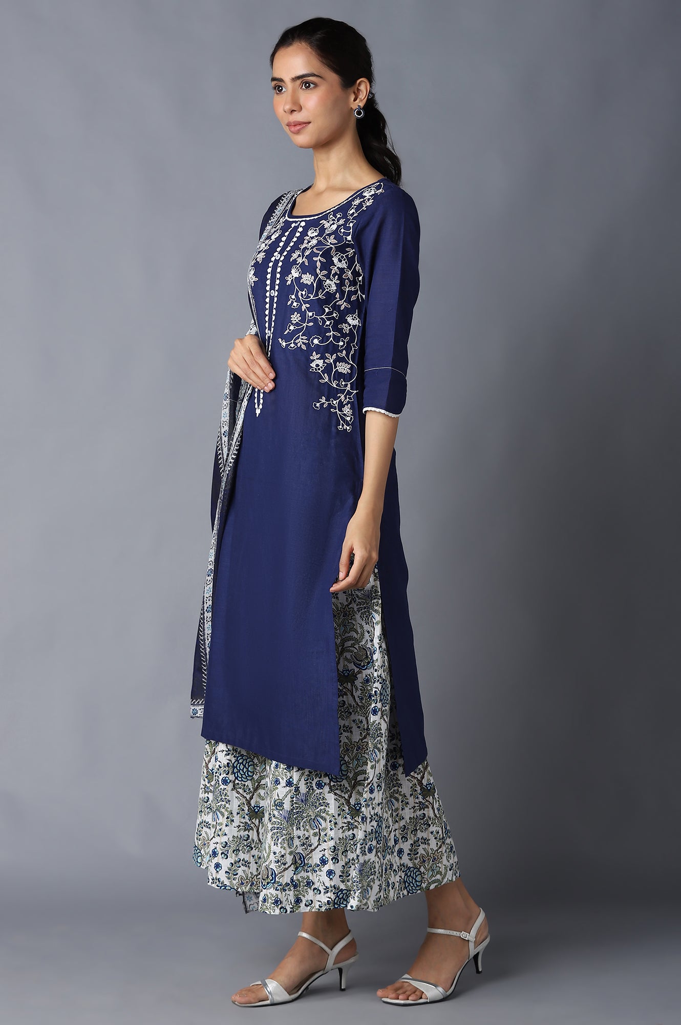 Blue Embroidered kurta Set