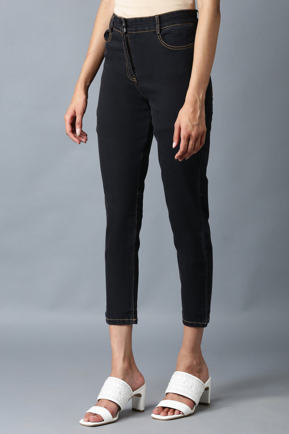 Grey Solid Slim Fit Denim Pants With Front Zip Closure