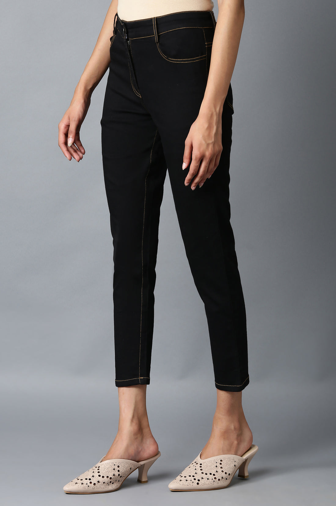Black Solid Slim Fit Denim Pants With Front Zip