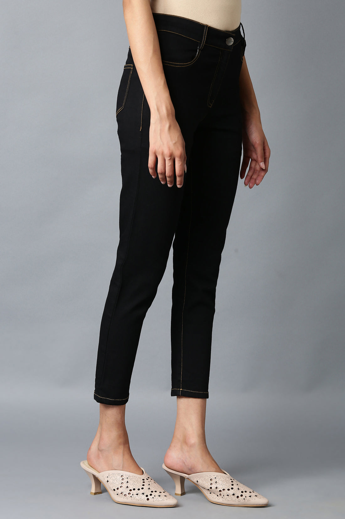 Black Solid Slim Fit Denim Pants With Front Zip