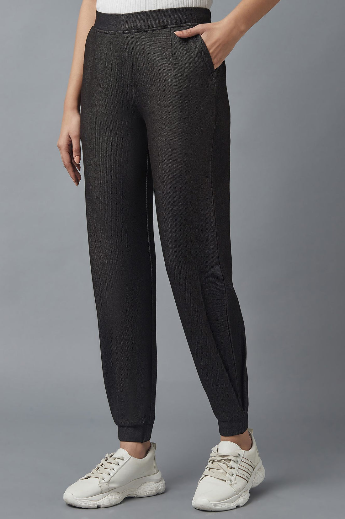 Black Solid Tapered Cotton Pants With Pleated Detail