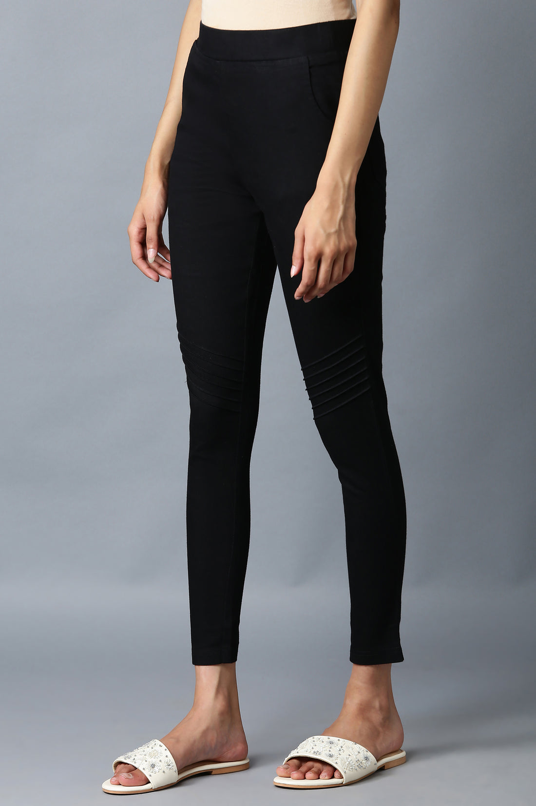 Black Solid Slim Fit Denim Jeggings With Pintuck Detail