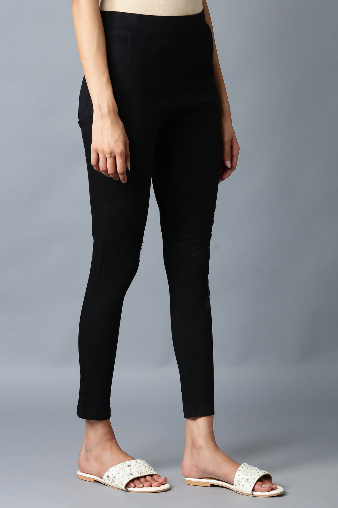 Black Solid Slim Fit Denim Jeggings With Pintuck Detail