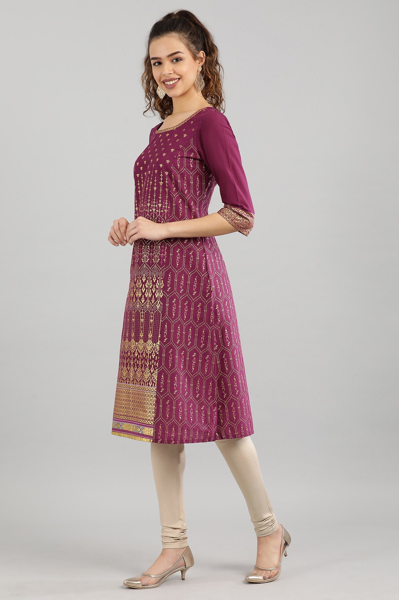 Wine Geometric Print Straight kurta in Round neck