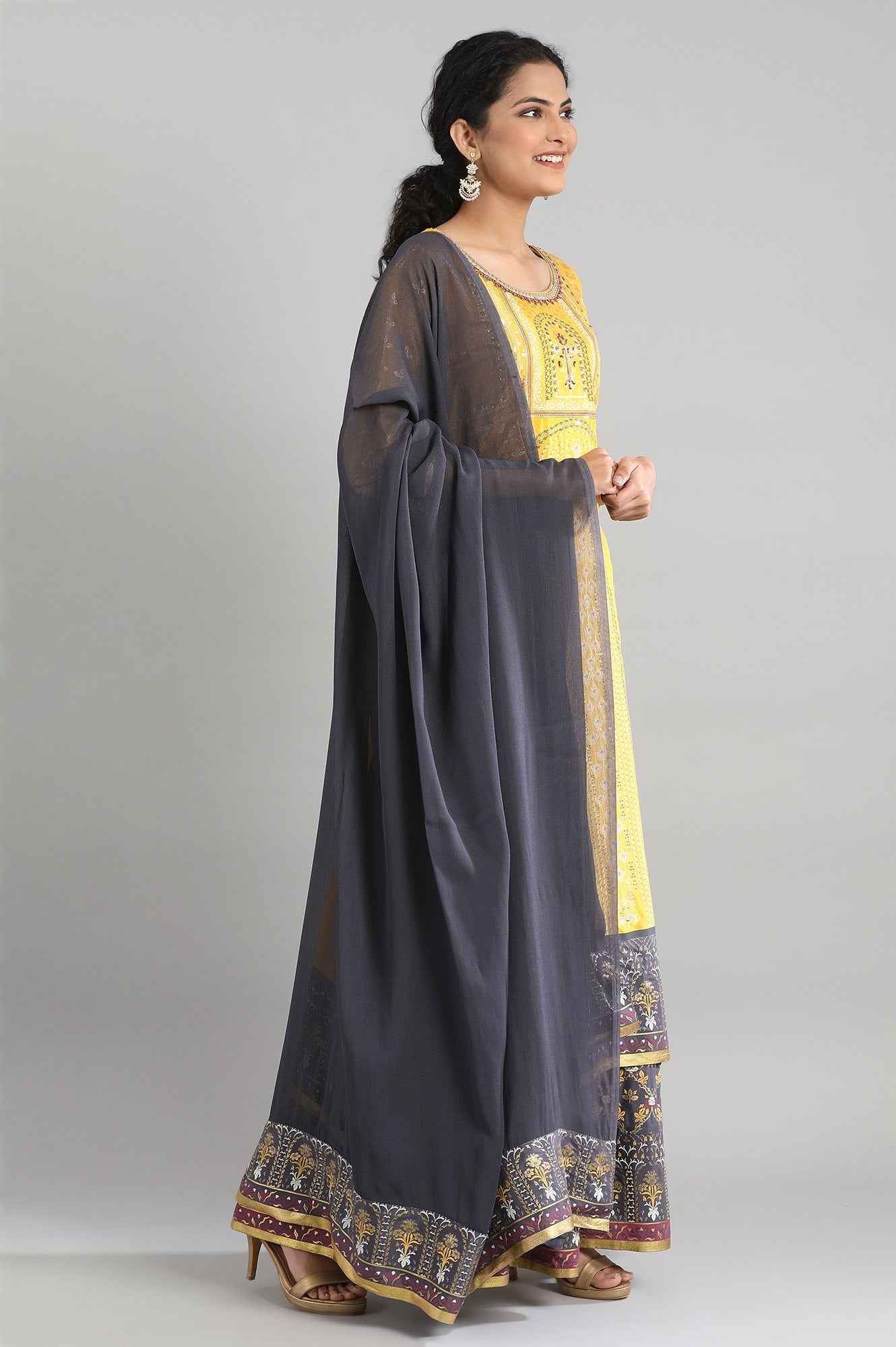 Yellow kurta-Grey Skirt-Drape Set