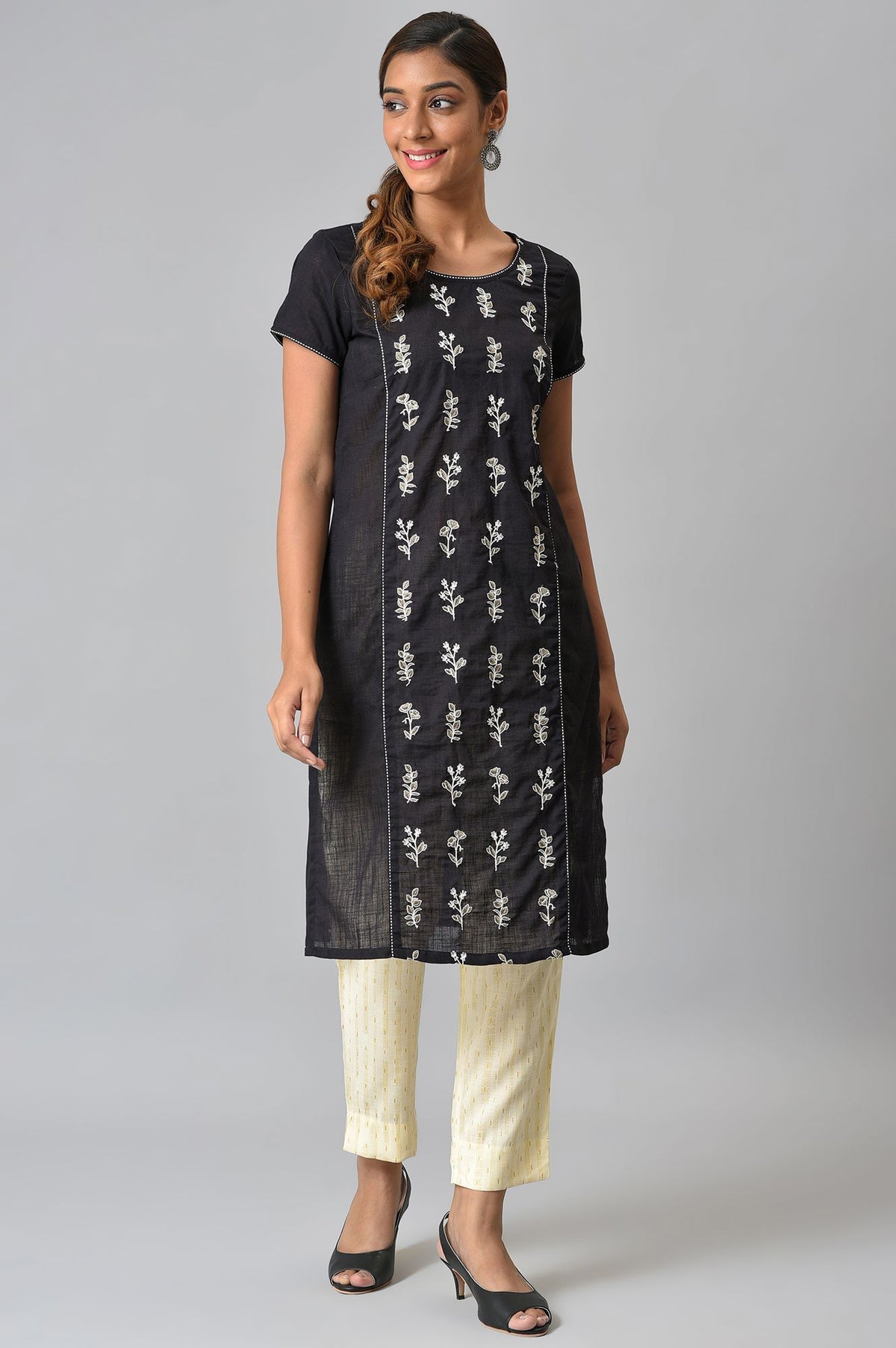 Black Embroidered Ethnic kurta - S