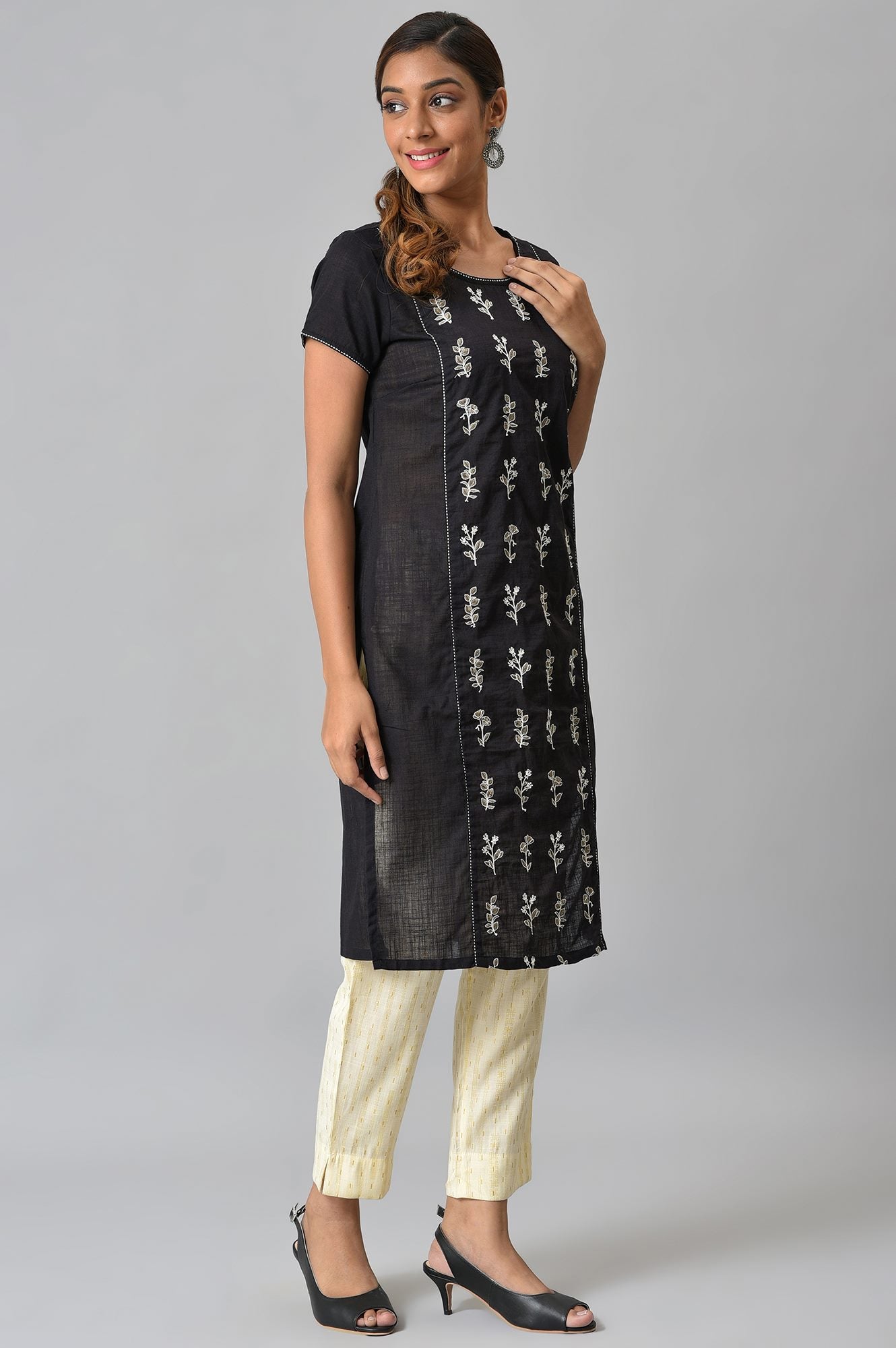 Black Embroidered Ethnic kurta