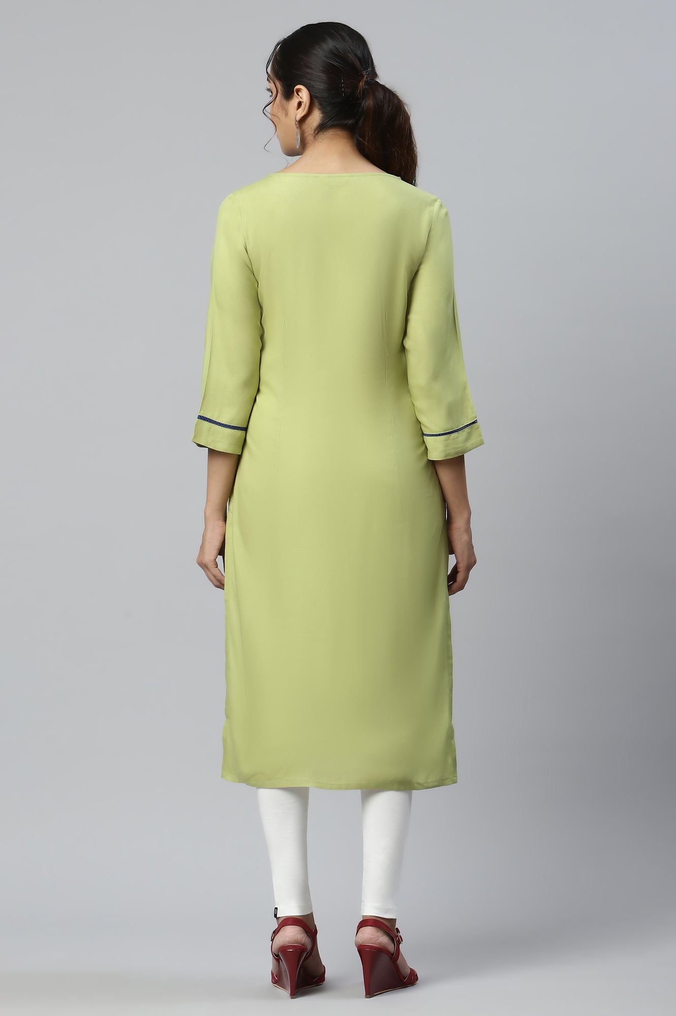 Green Straight kurta with Floral Motifs