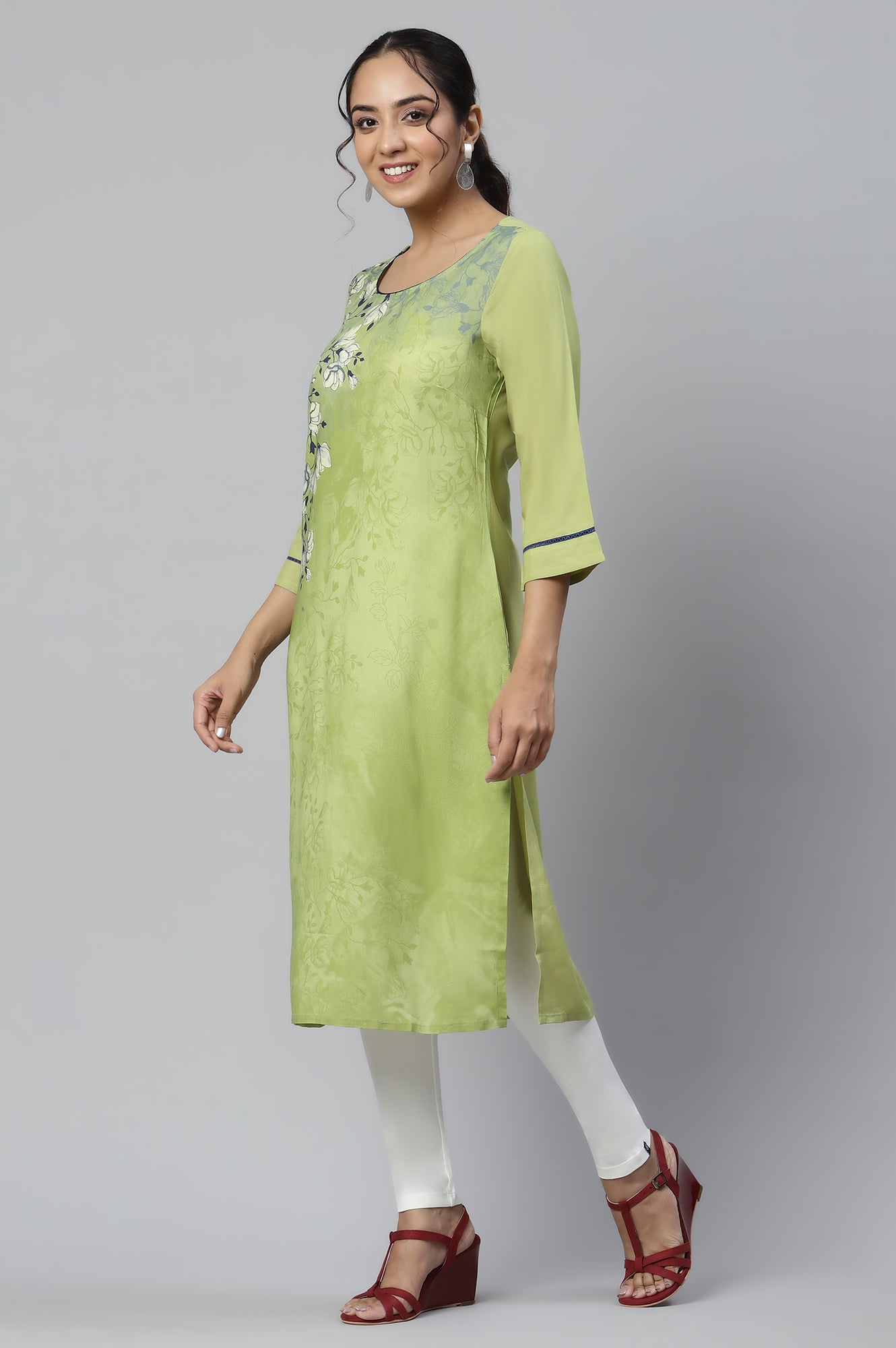 Green Straight kurta with Floral Motifs