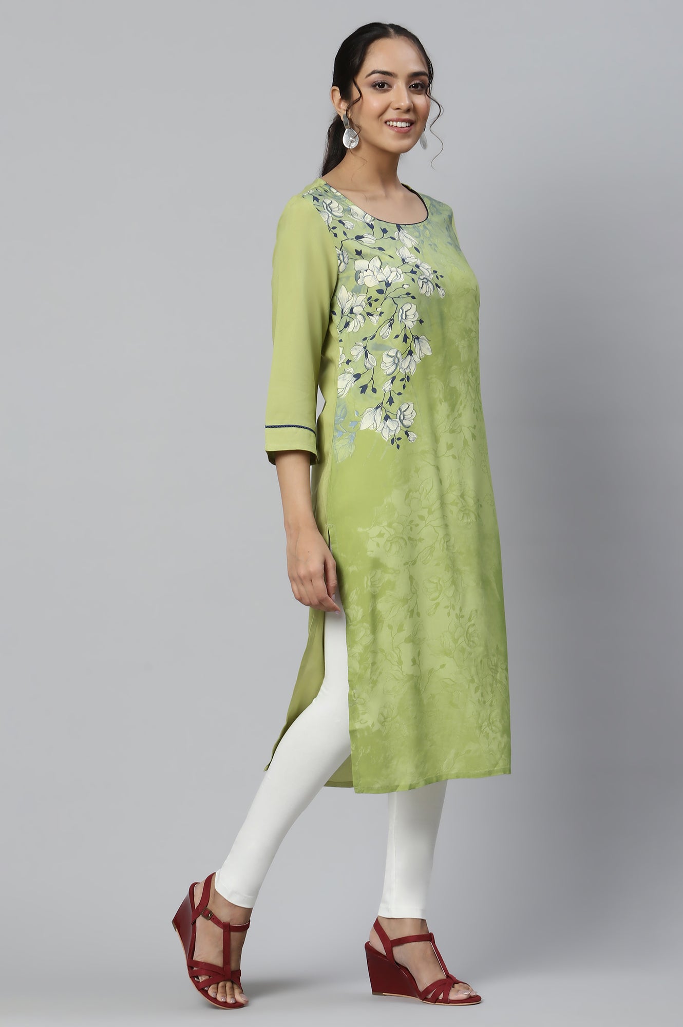 Green Straight kurta with Floral Motifs