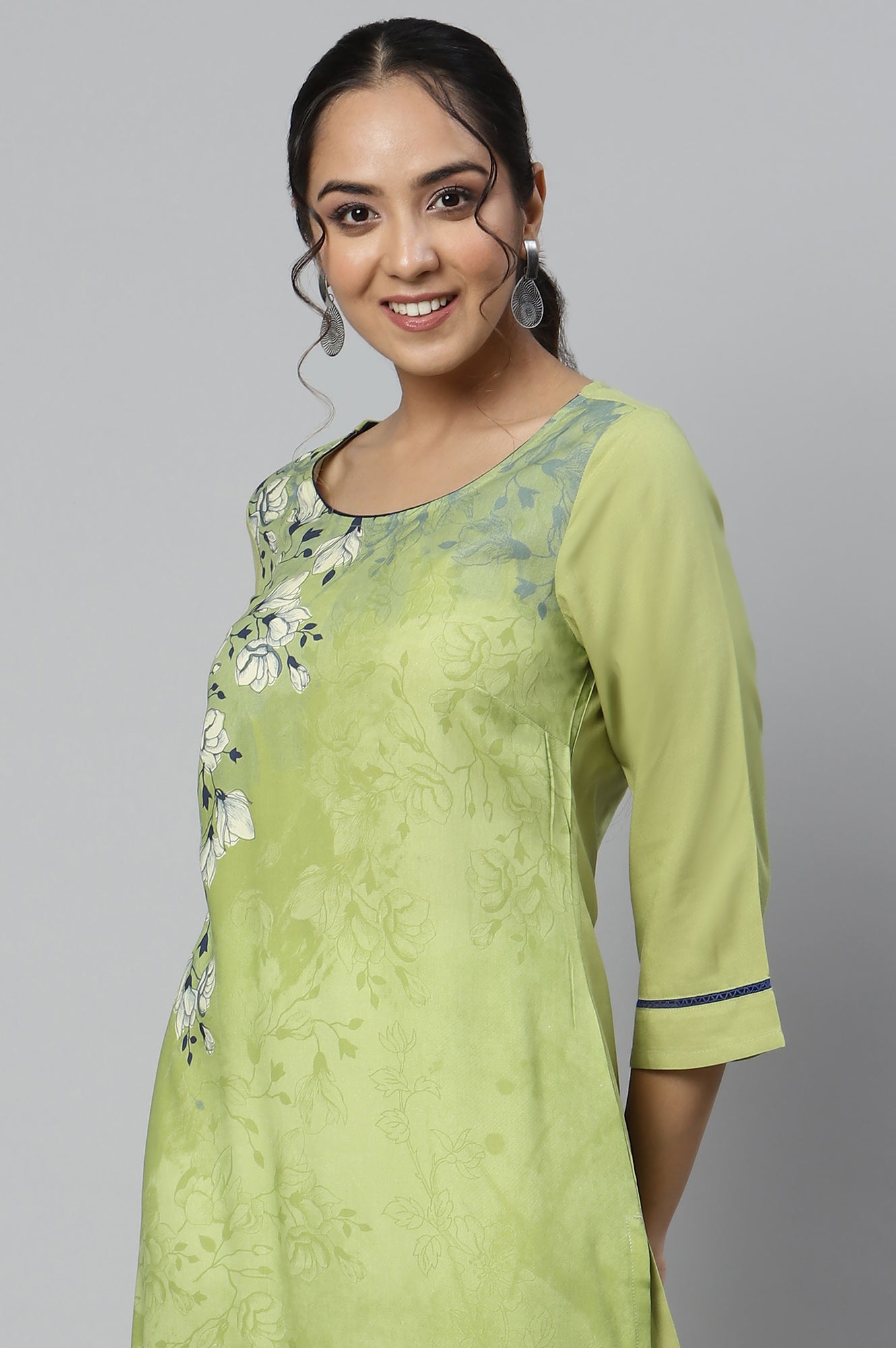 Green Straight kurta with Floral Motifs