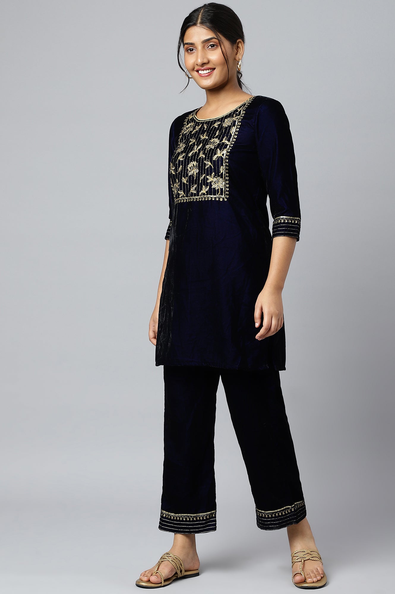 Blue Embroidered kurta with Pants Set