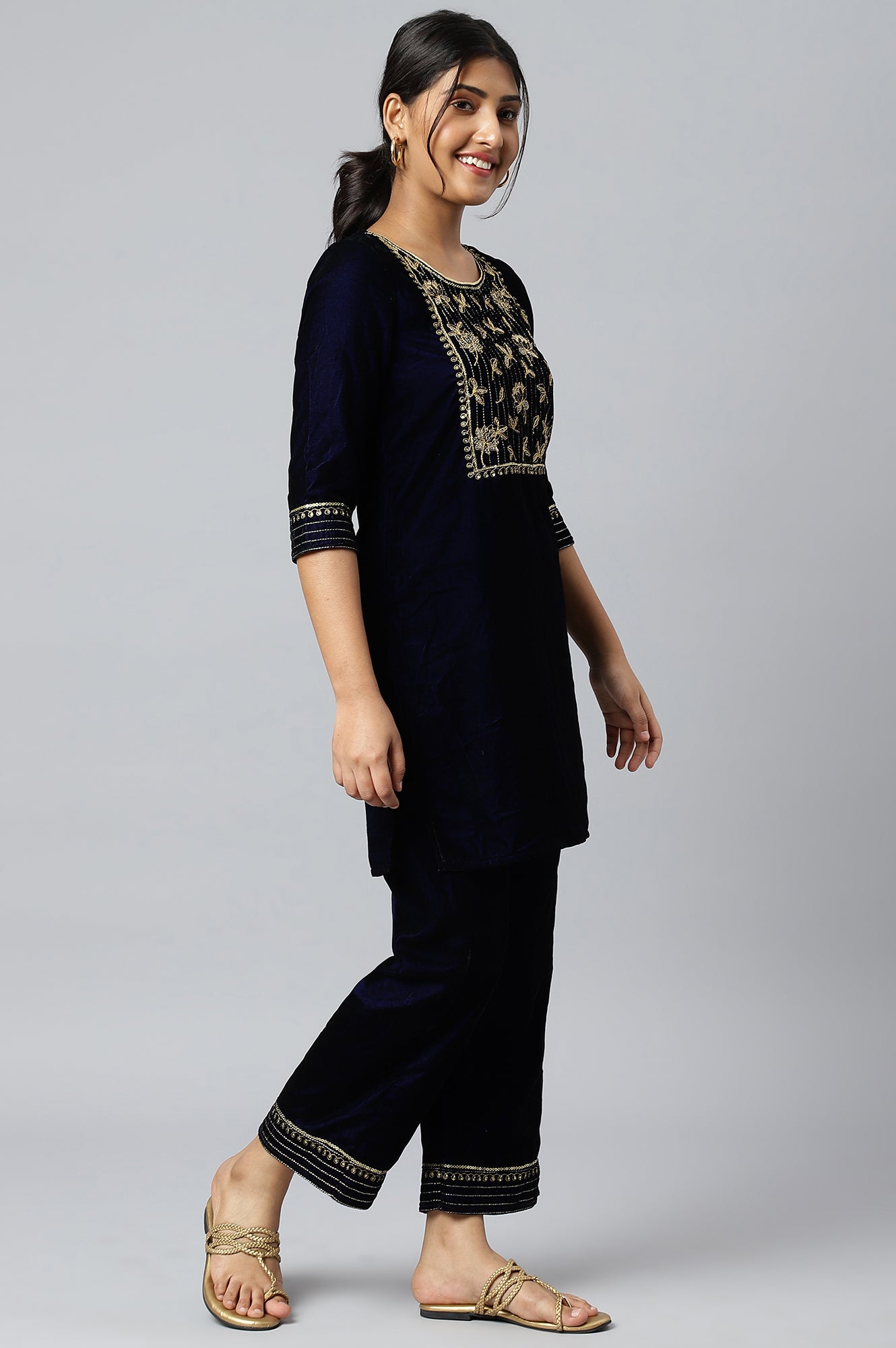 Blue Embroidered kurta with Pants Set