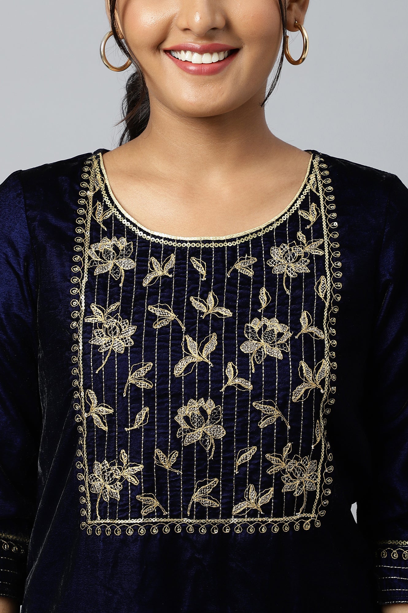 Blue Embroidered kurta with Pants Set