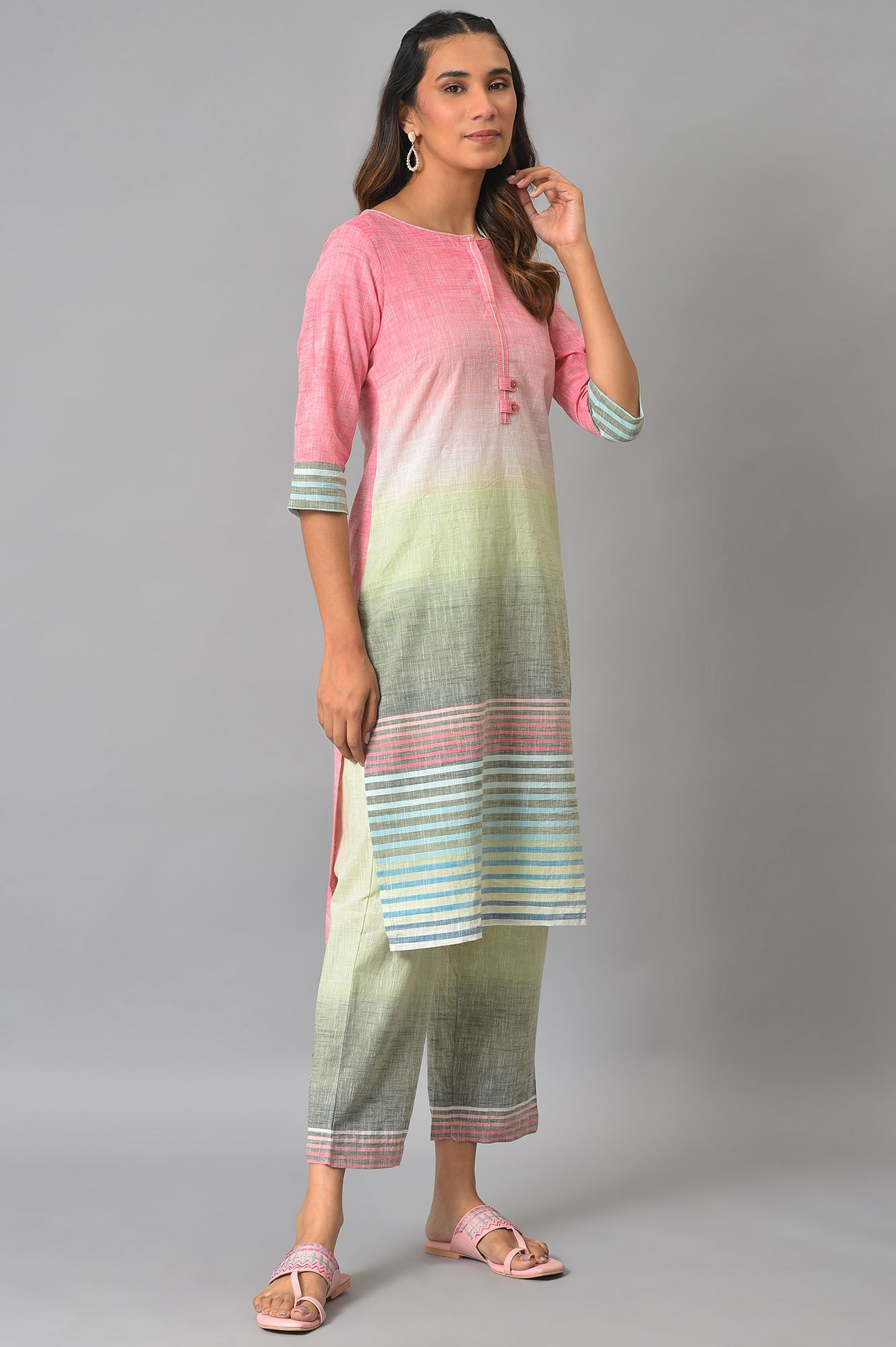 Red Yarn-Dyed Roud Neck kurta With Green Pants