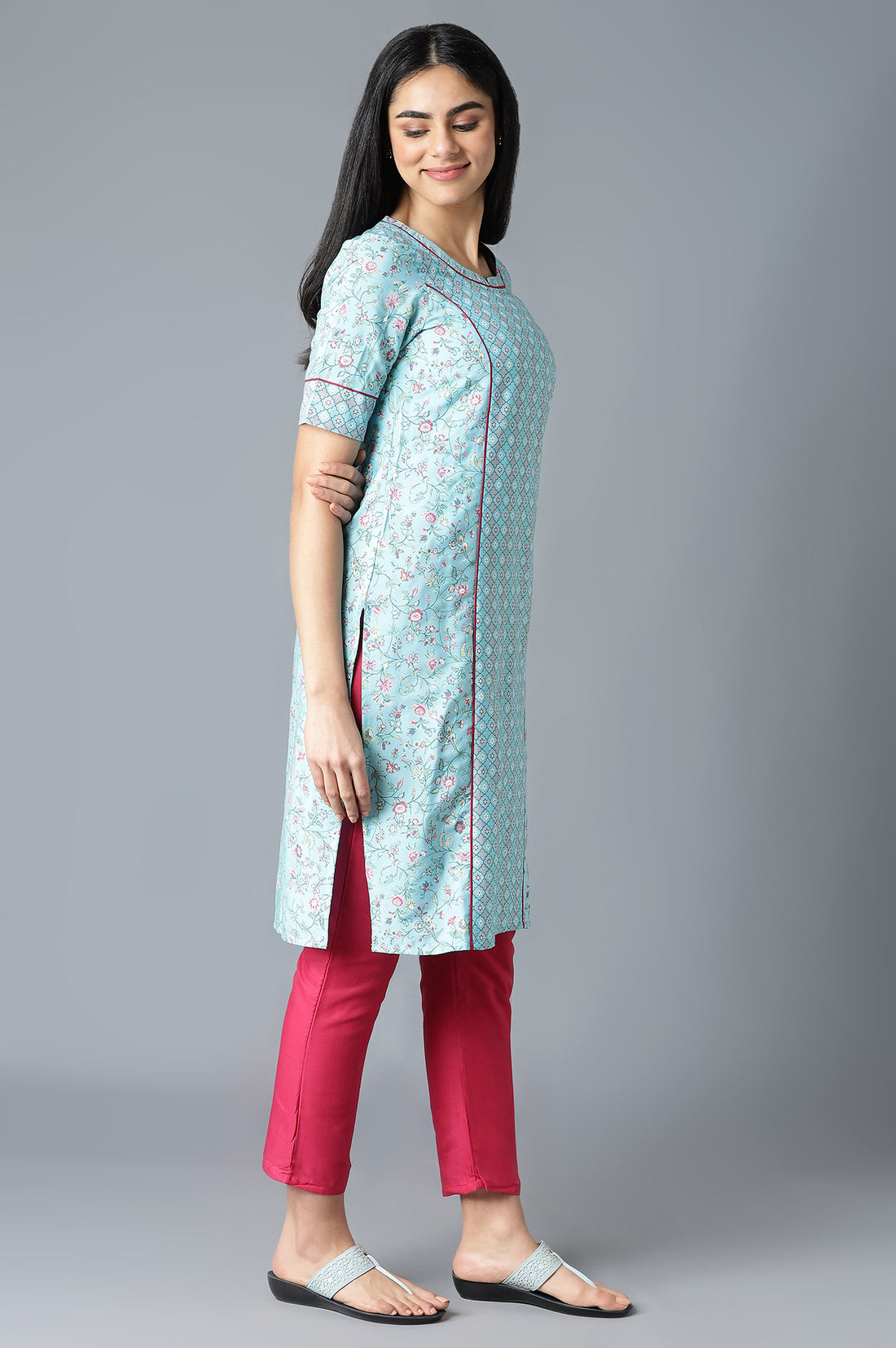 Blue Floral Printed kurta In Round Neck With Pink Solid Trousers
