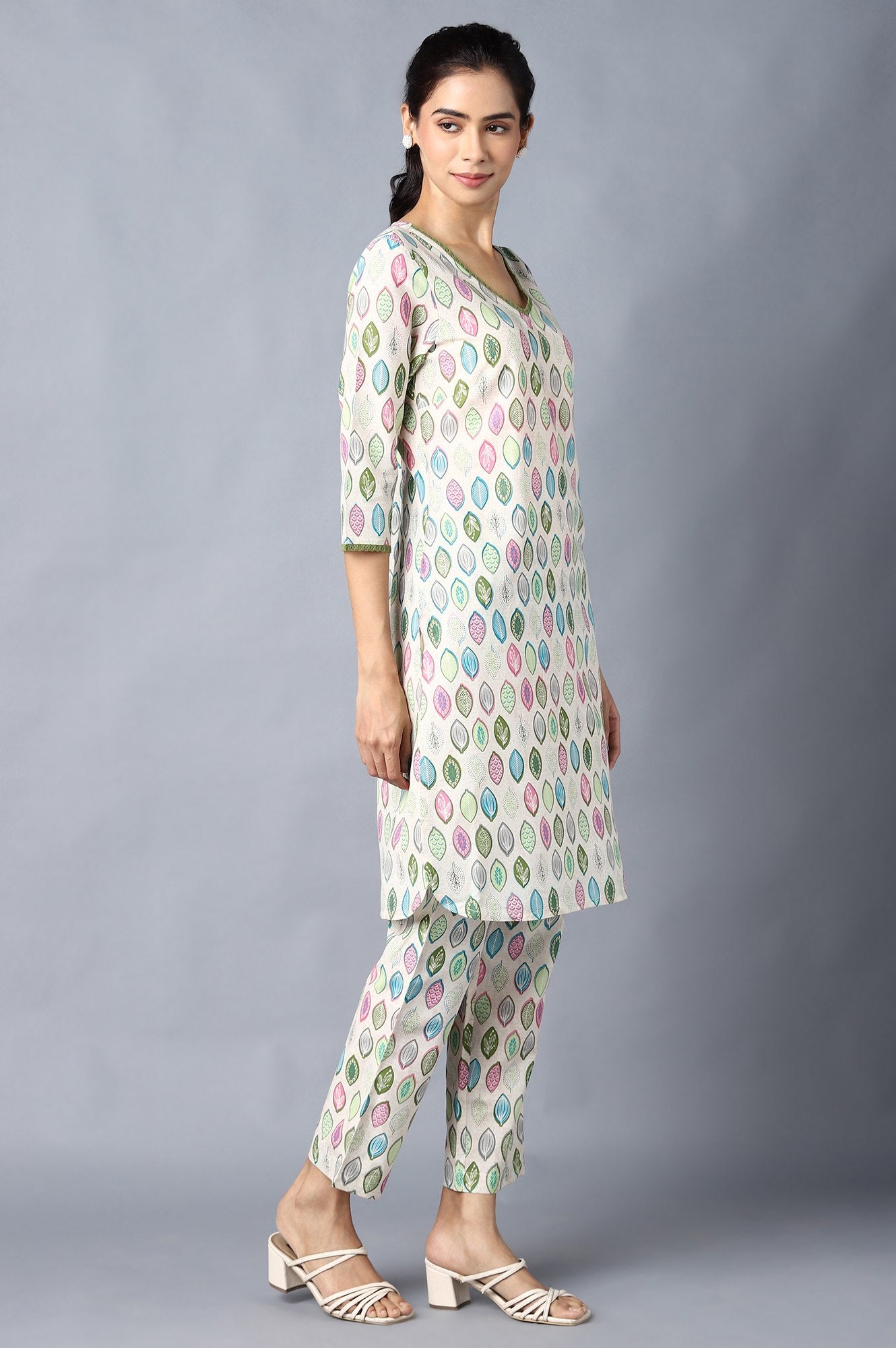 Green Floral Printed V-Neck kurta With Straight Trousers