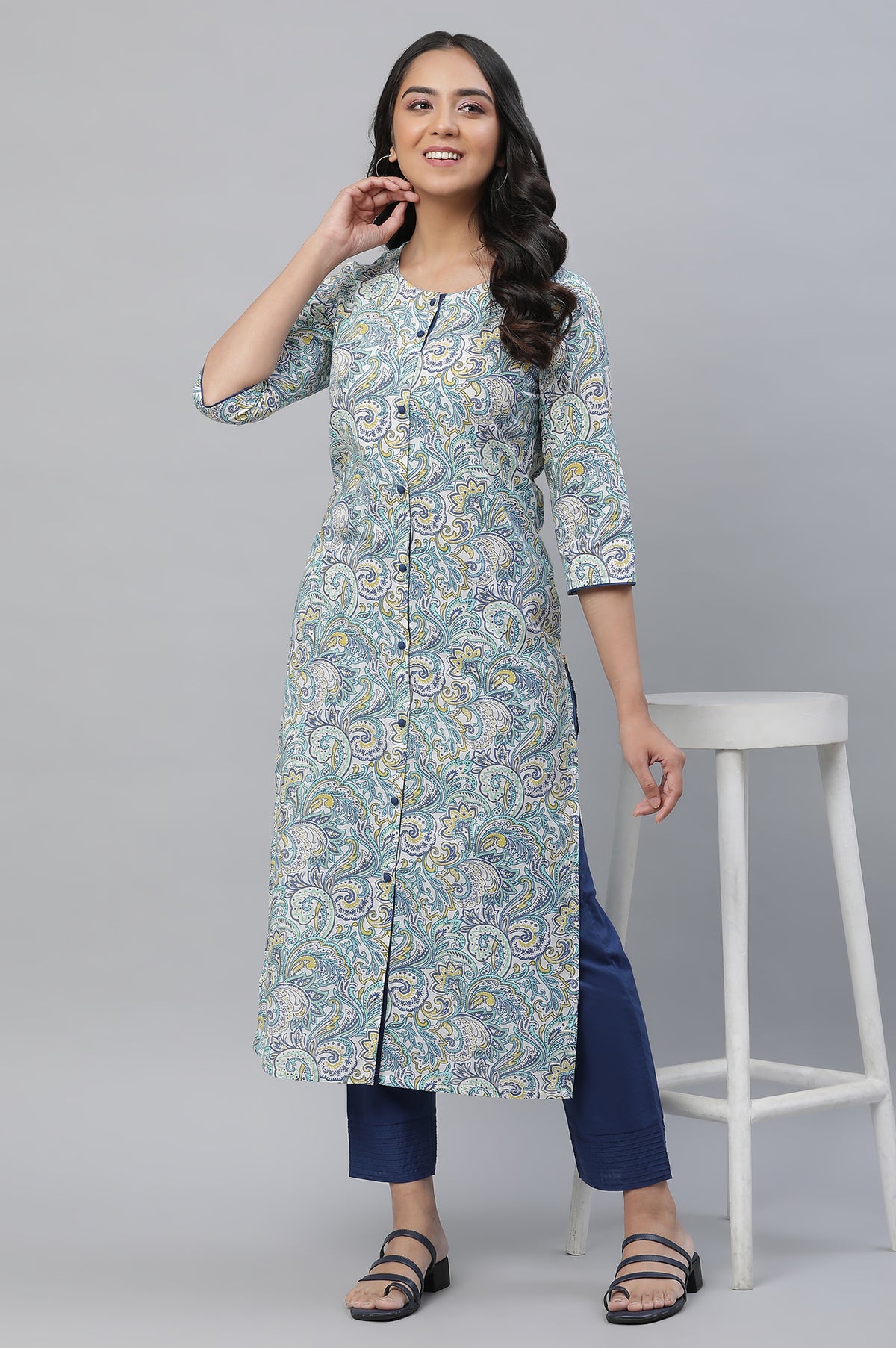White Casual Straight Kurta in Multi-coloured Print - XS