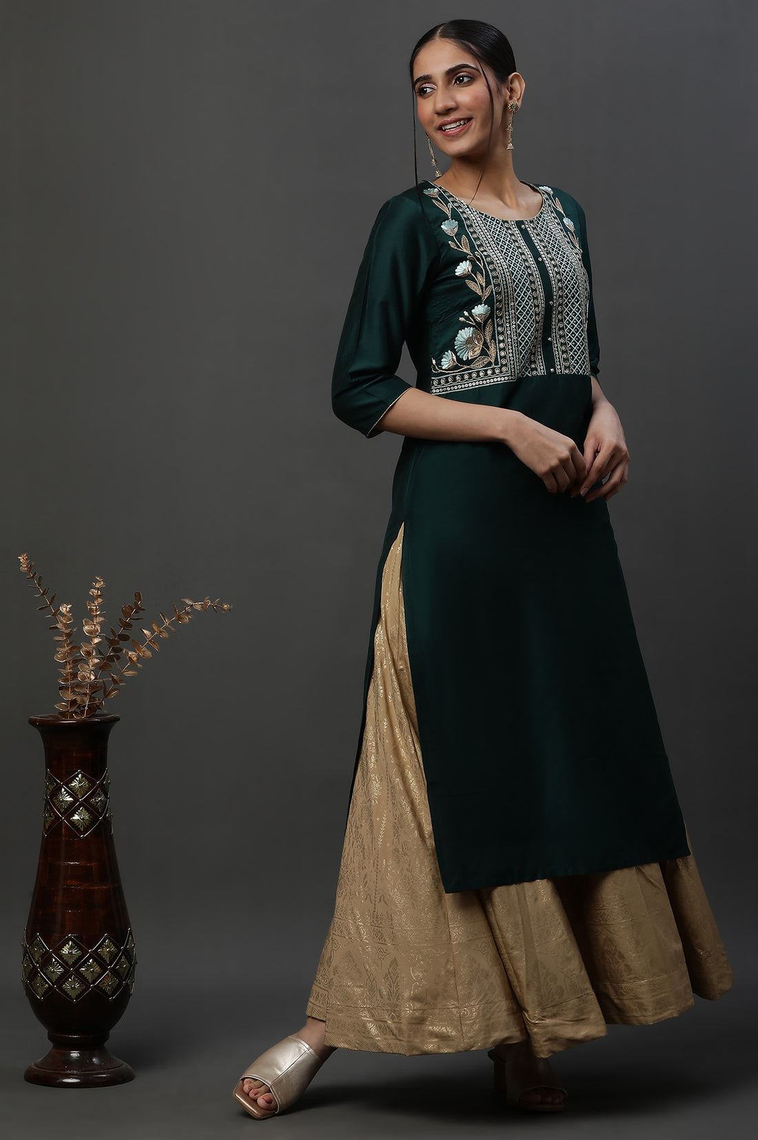 Green Geometric Embroidered Sequined Straight Kurta