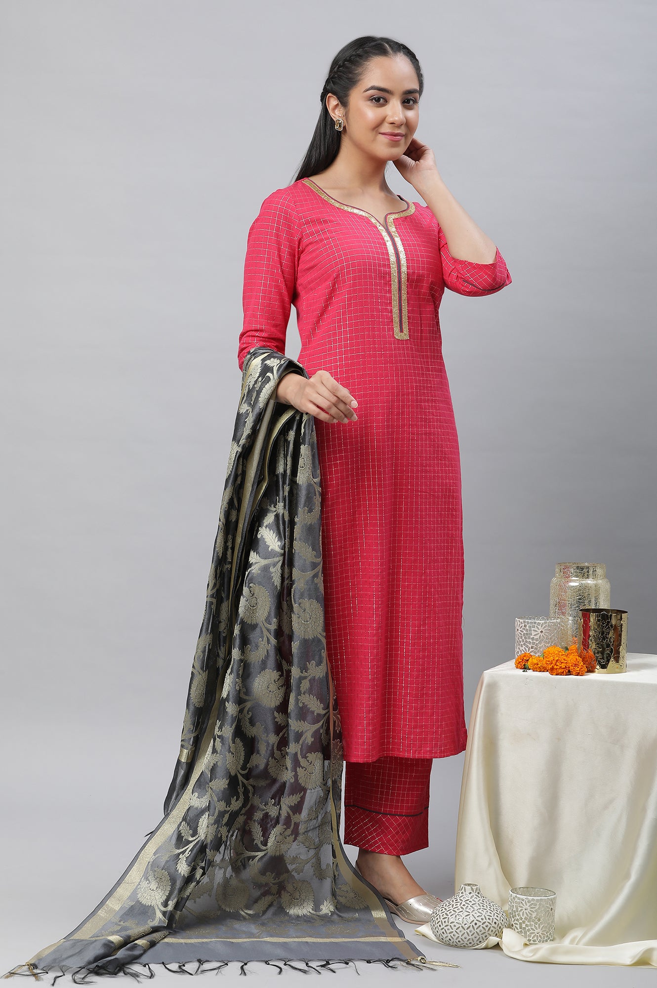 Pint Yarn Dyed Kurta, Straight Pants and Grey Dupatta Set