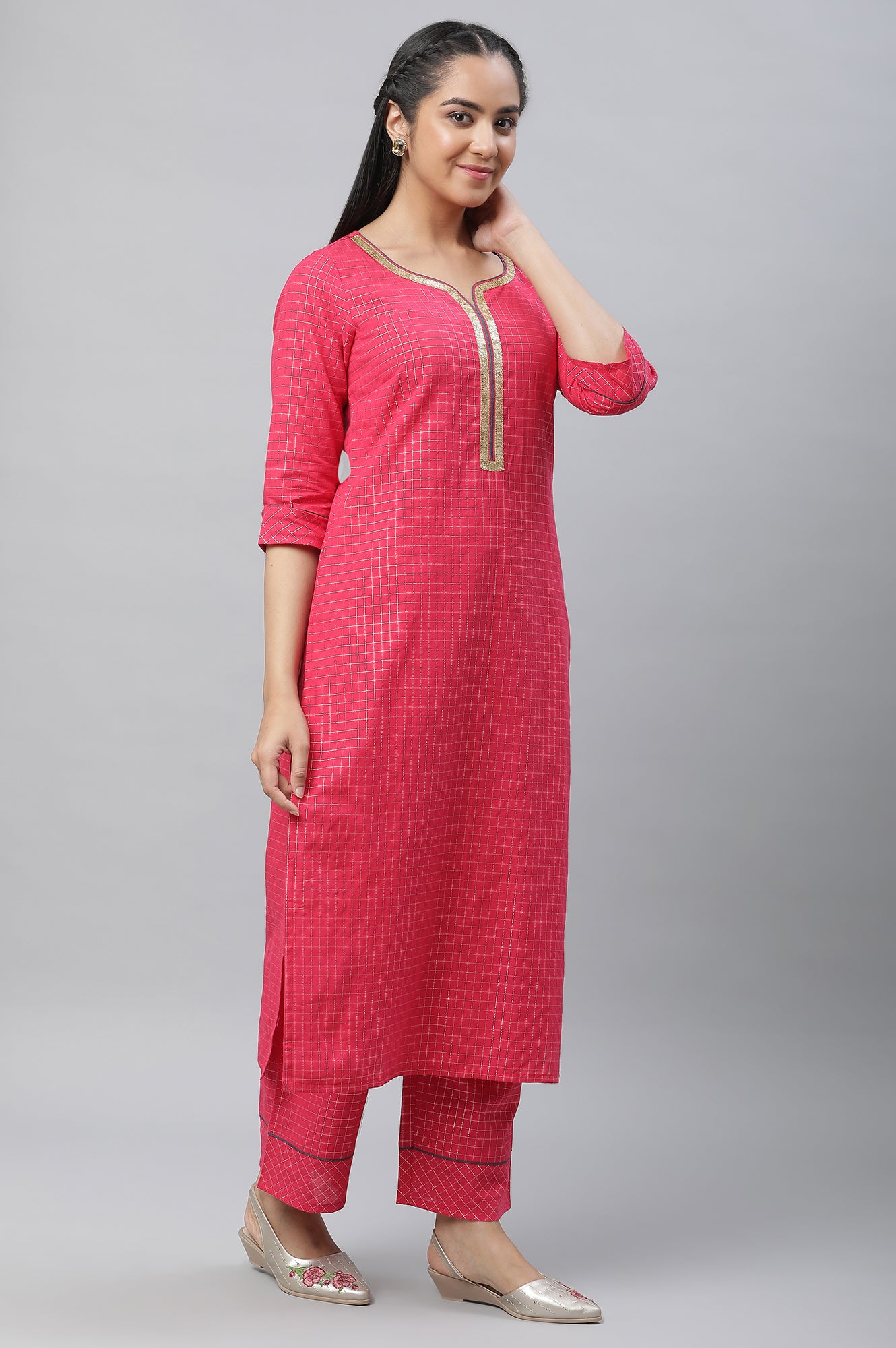 Pint Yarn Dyed Kurta, Straight Pants and Grey Dupatta Set