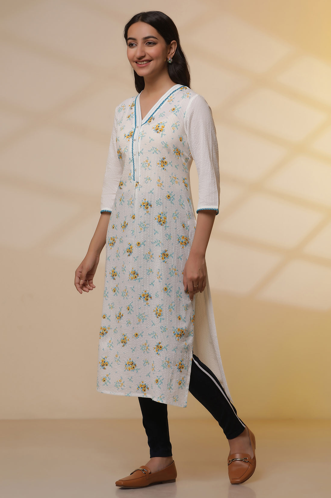White Seer Scuker Floral Printed Kurta and Denim Jeggings Set