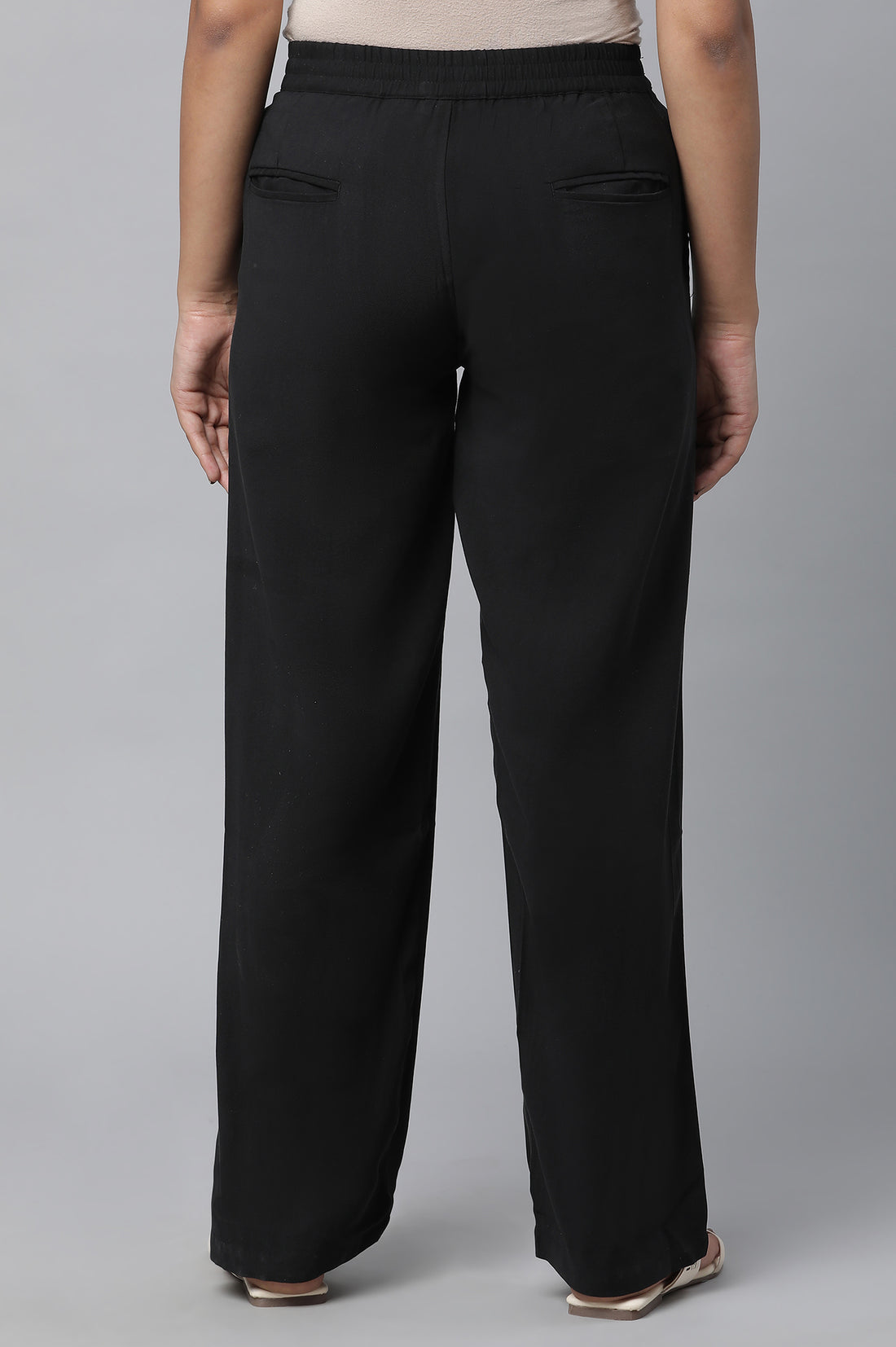 Black Solid Straight Fit Woven Pants With Pintuck Detail