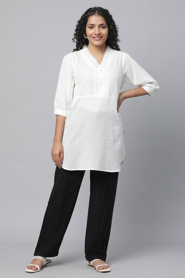 Black Solid Straight Fit Woven Pants With Pintuck Detail