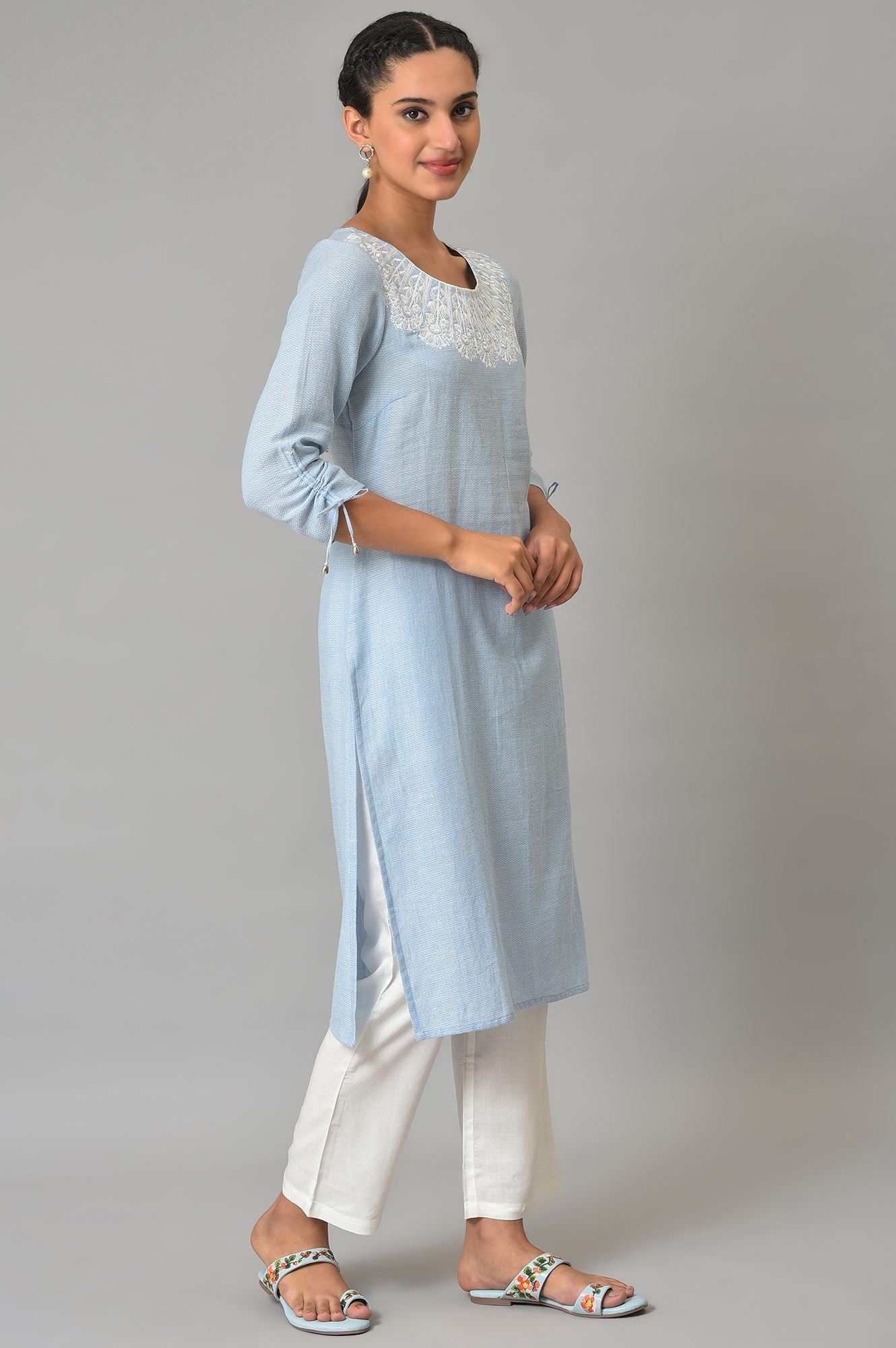 Blue Cotton Round Neck Embroidered kurta