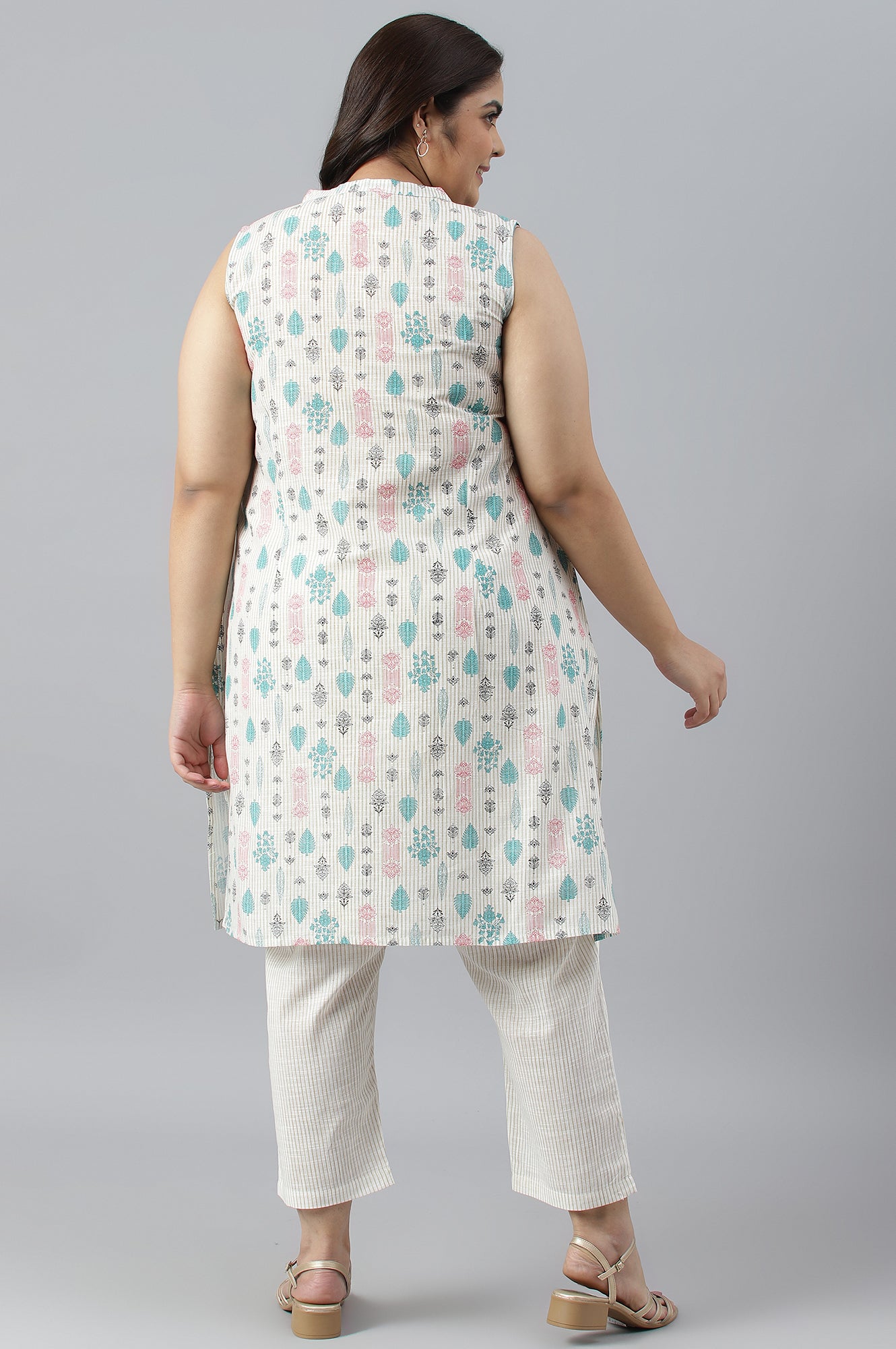 Plus Size Off-White Floral Printed kurta With Trousers