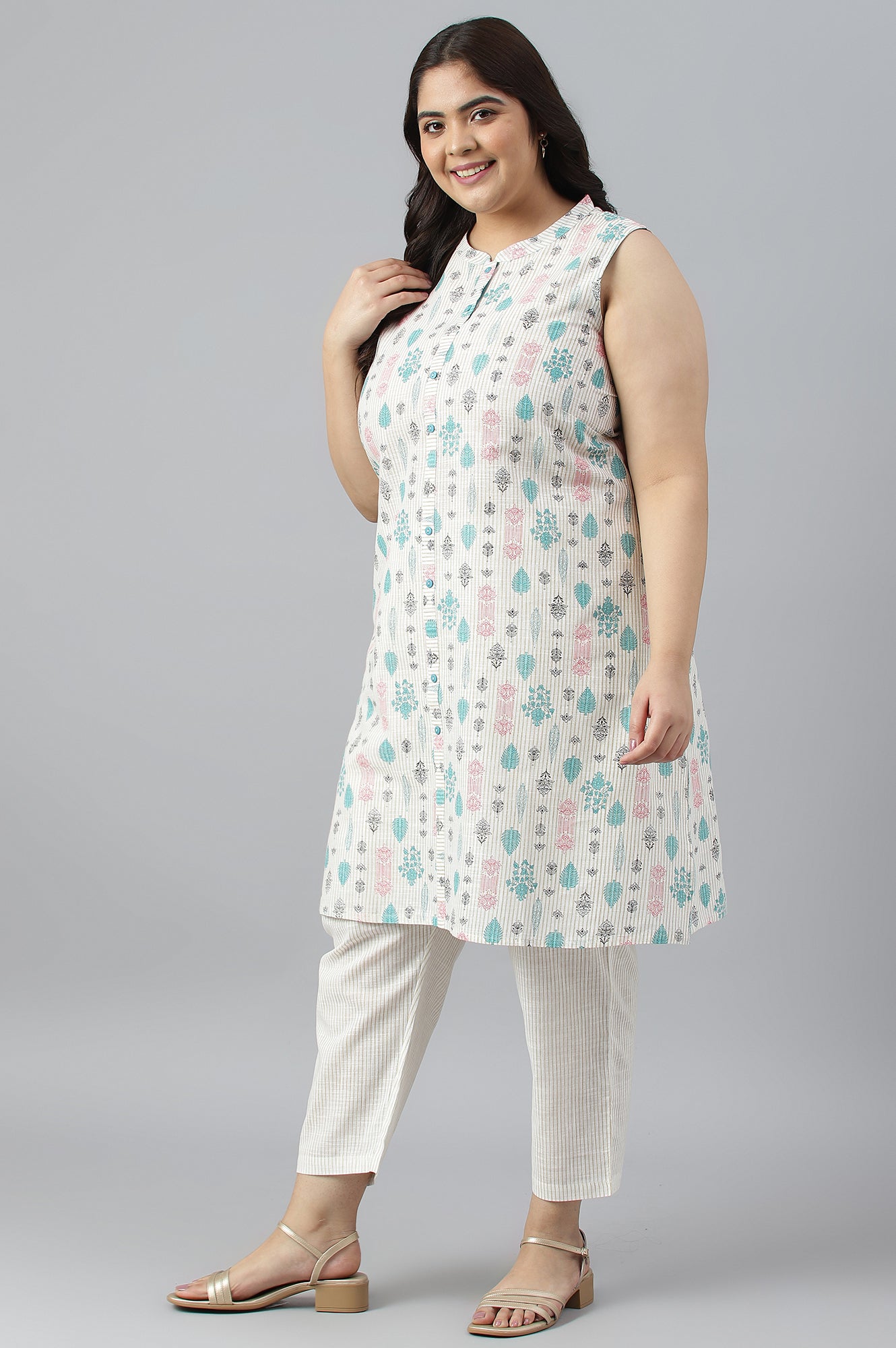 Plus Size Off-White Floral Printed kurta With Trousers