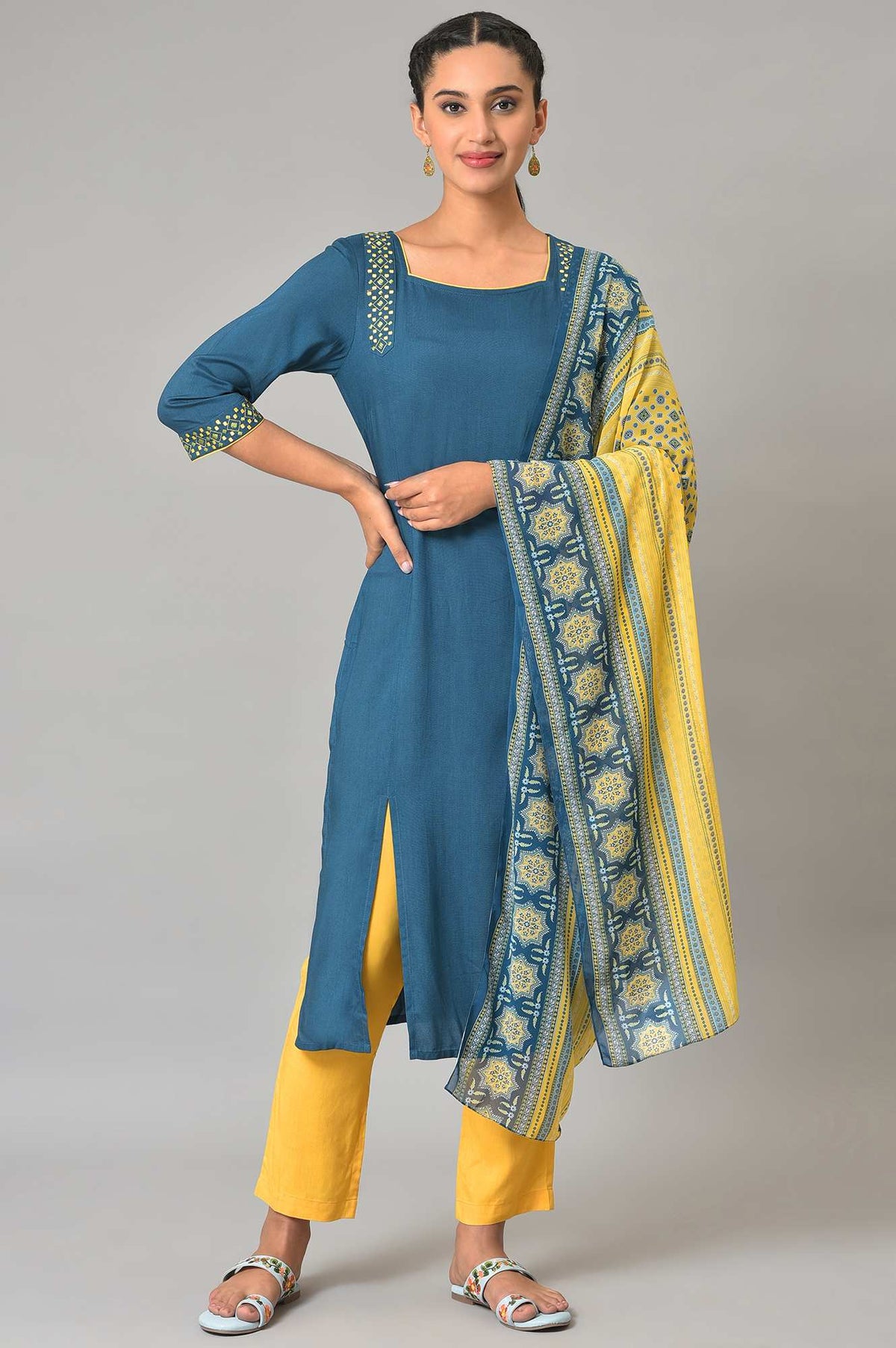 Blue Thread Embroidered kurta Set - XS