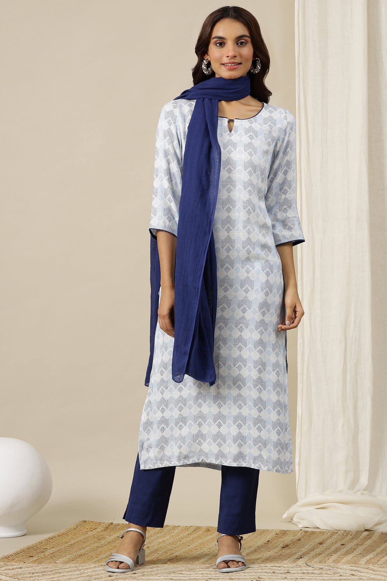 White Geometric Printed Dobby Straight Kurta with Neck Metal Clasp