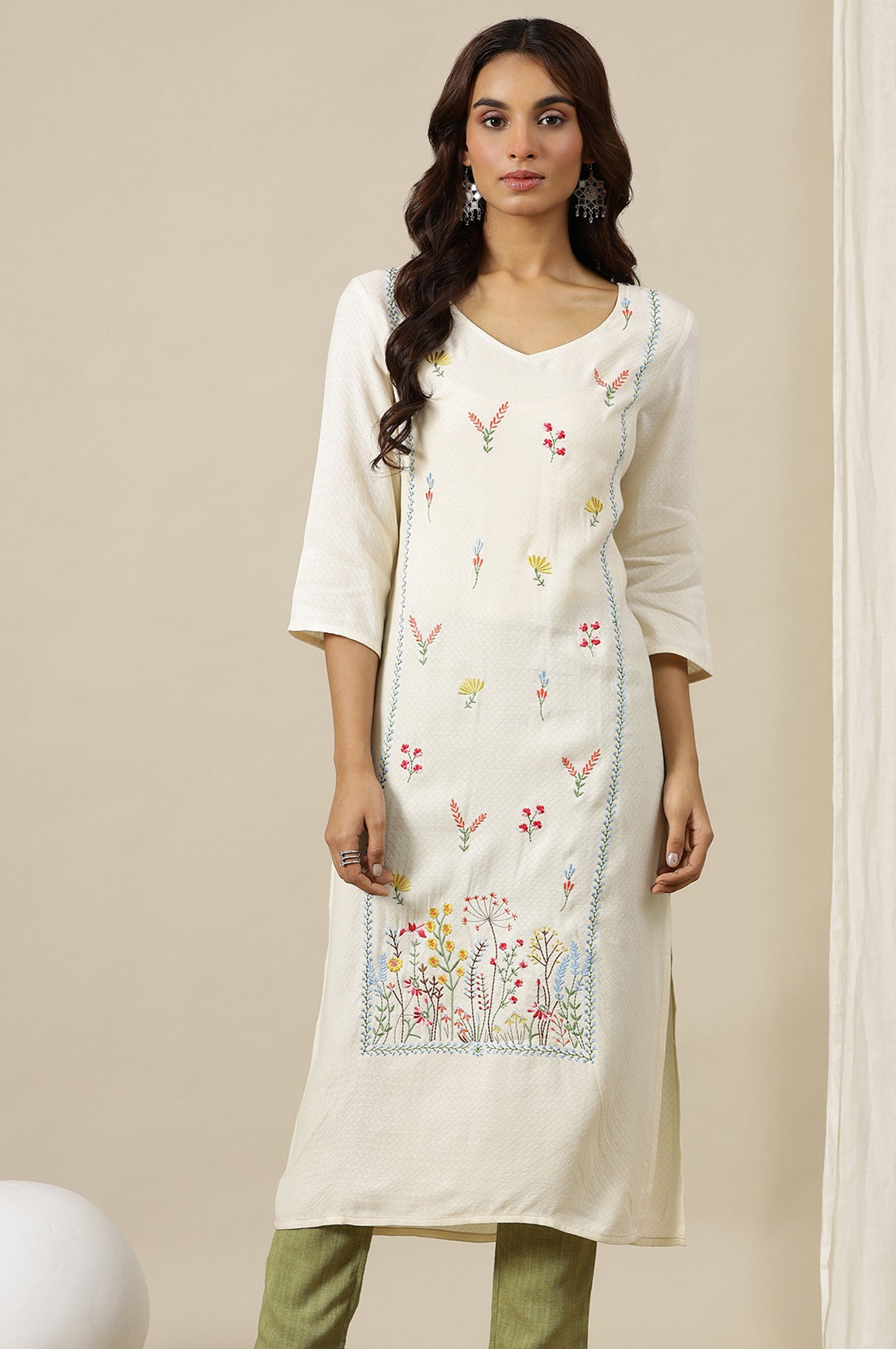 Off-White Solid Multi-coloured Floral Embroidered Straight Kurta in V-neck