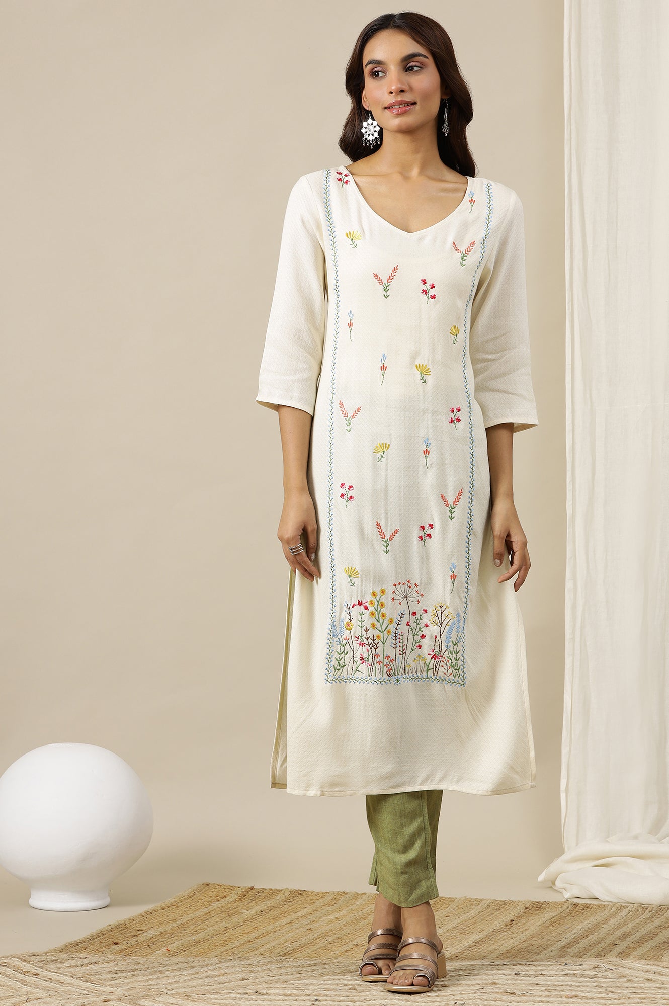 Off-White Solid Multi-coloured Floral Embroidered Straight Kurta in V-neck