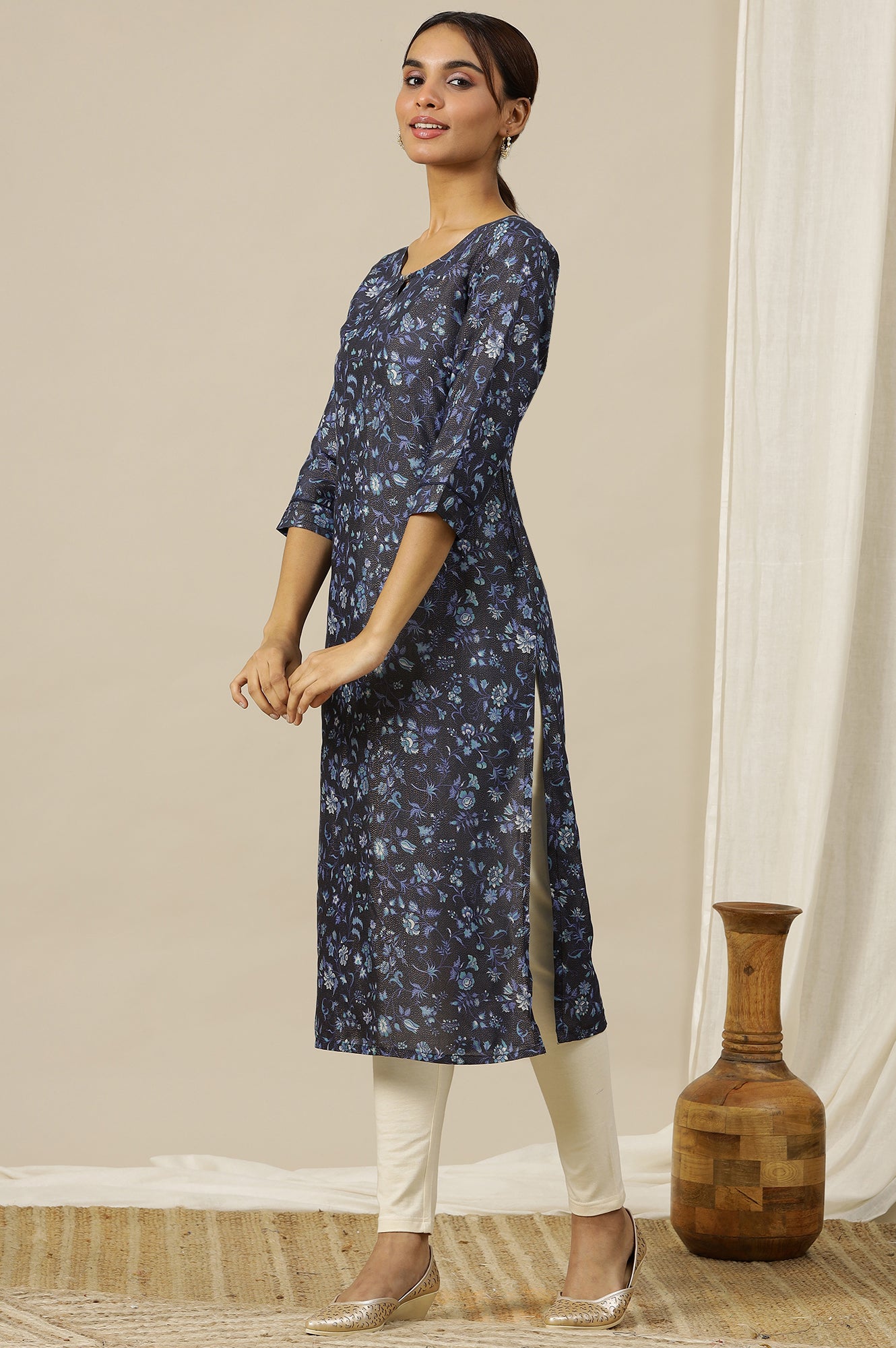 Blue Floral Printed Cotton Shimmer Straight Kurta with Neck Metal Clasp