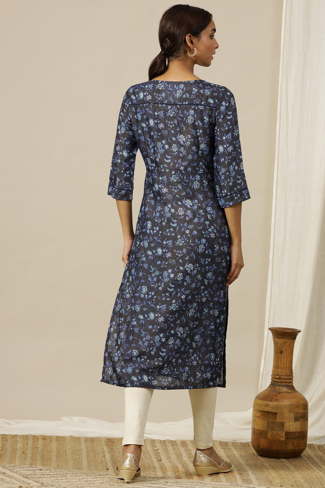 Blue Floral Printed Cotton Shimmer Straight Kurta with Neck Metal Clasp