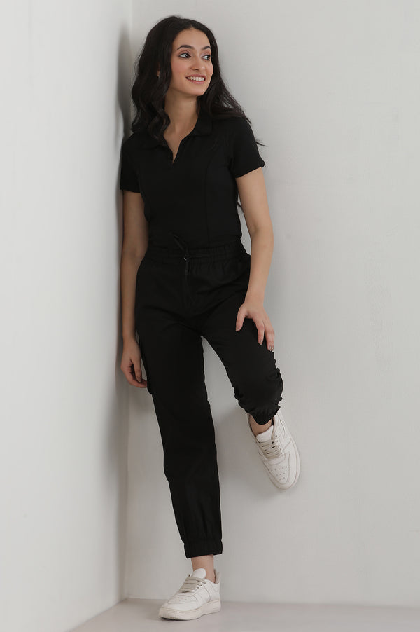 Black Solid Straight Fit Cotton Cargo Pants With Button And Zip Closure