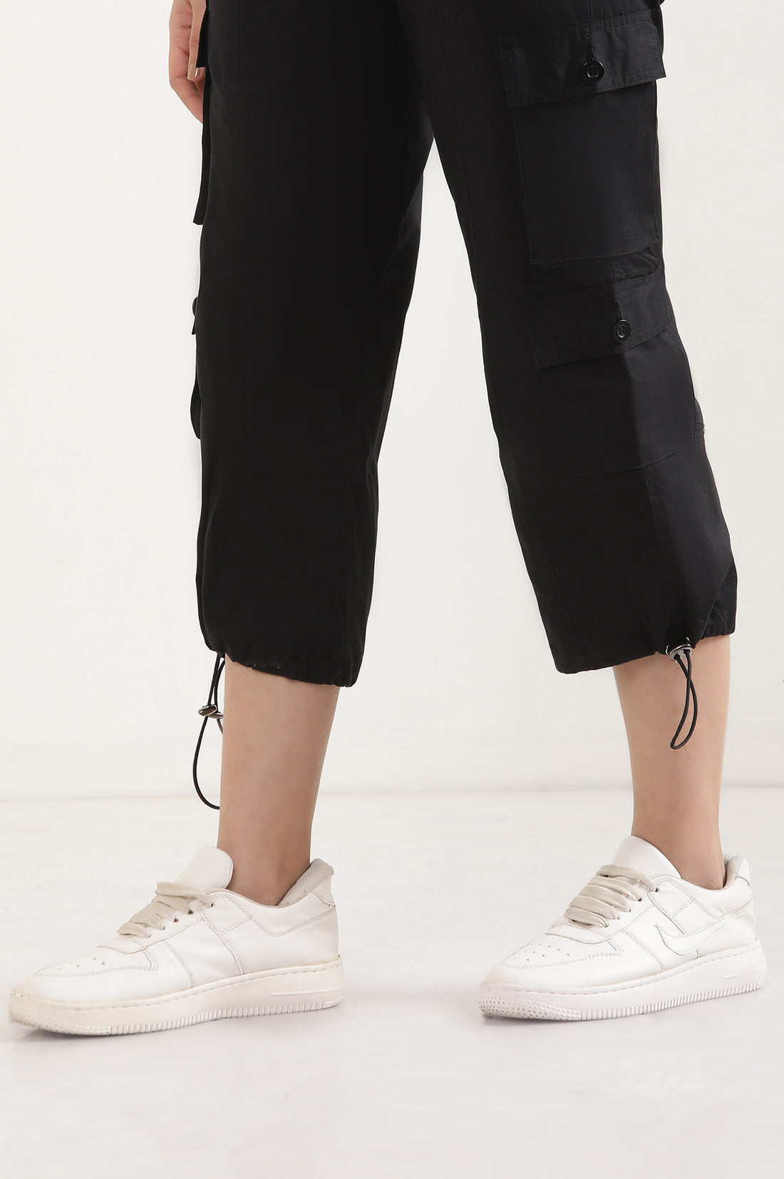 Black Solid Straight Fit Cotton Cropped Pants With Drawstring