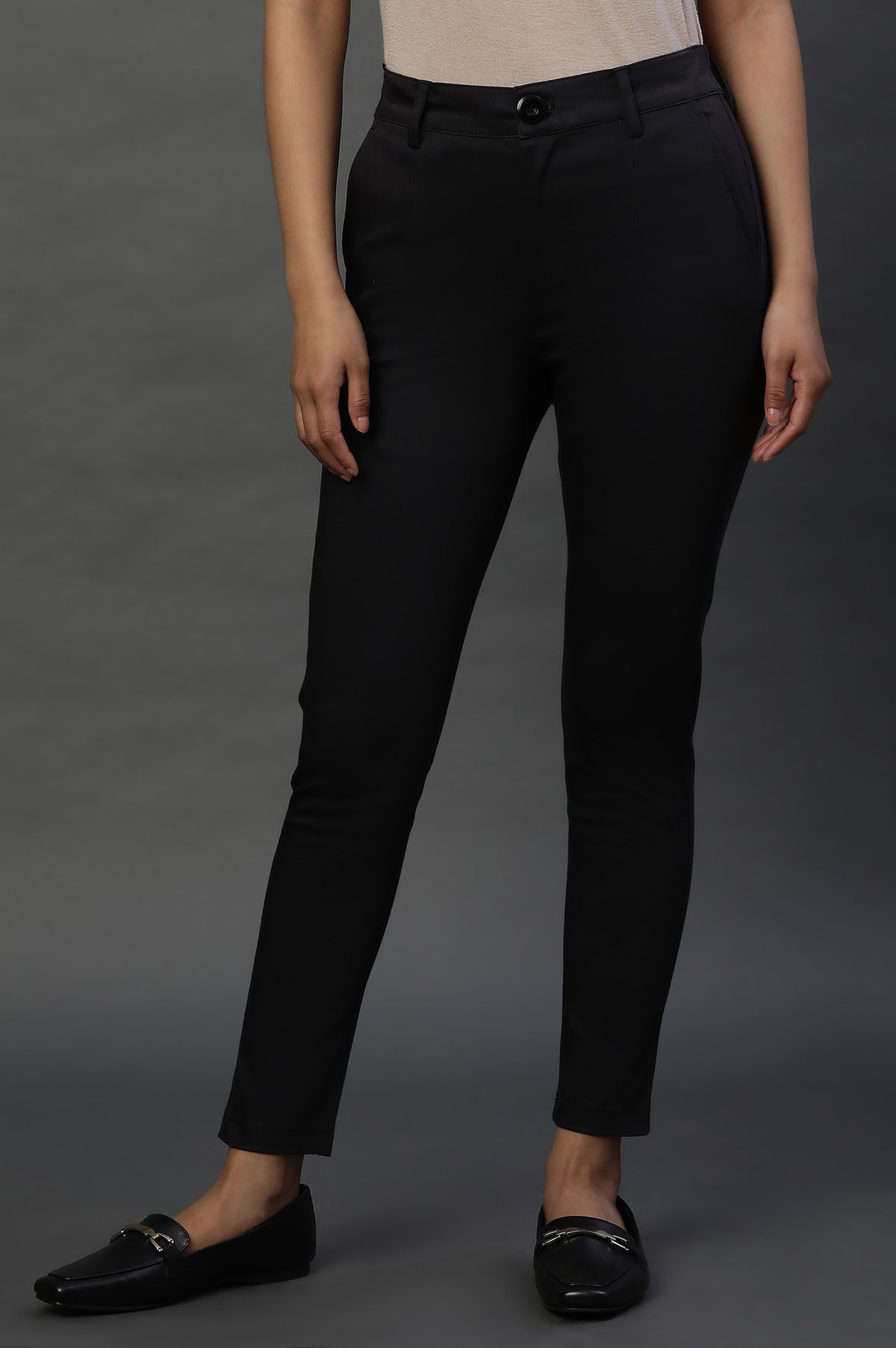 Black Sleek and Comfy Slim Pants - S